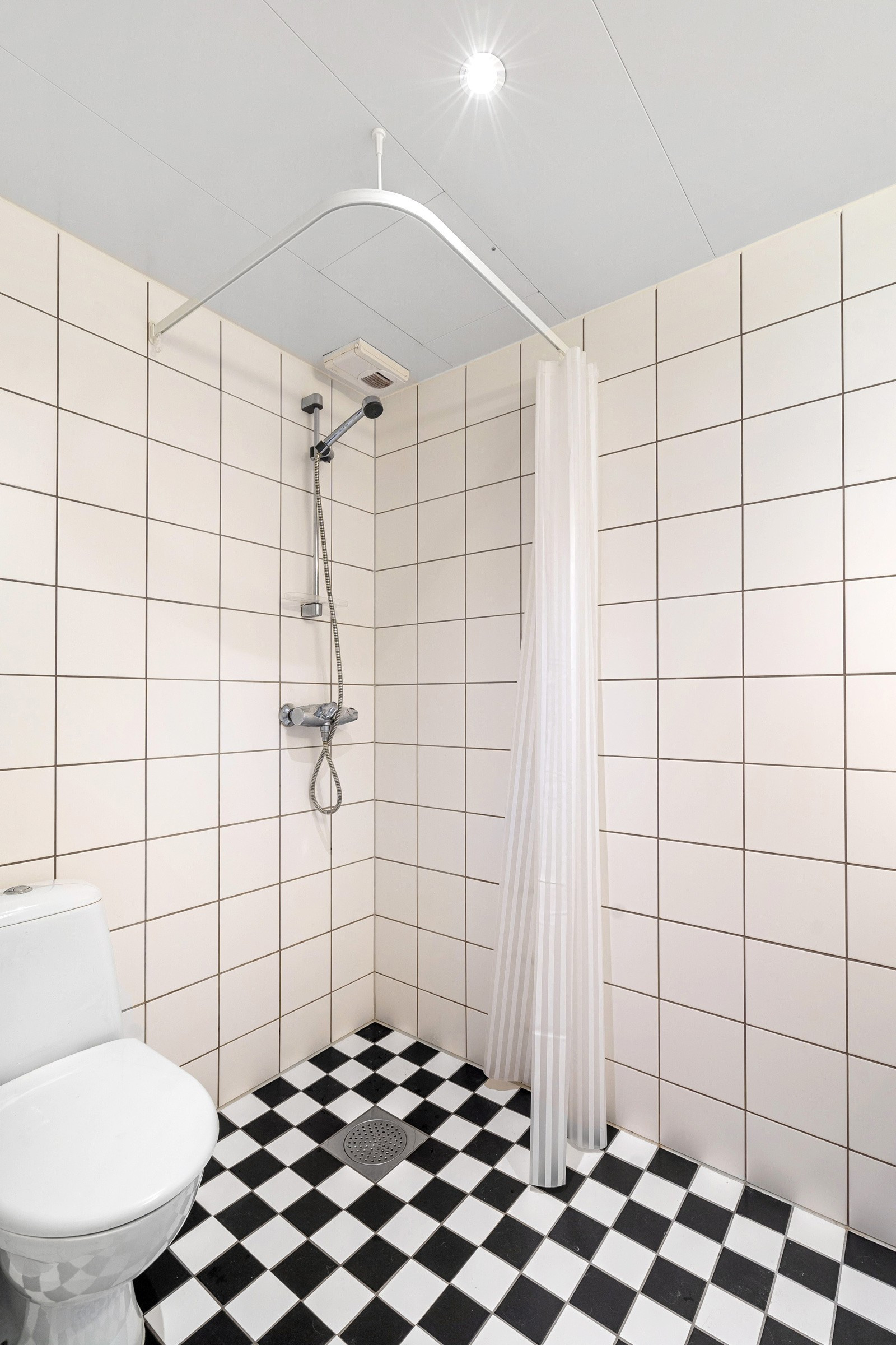 Det er opplegg til vaskemaskin på baderommet.