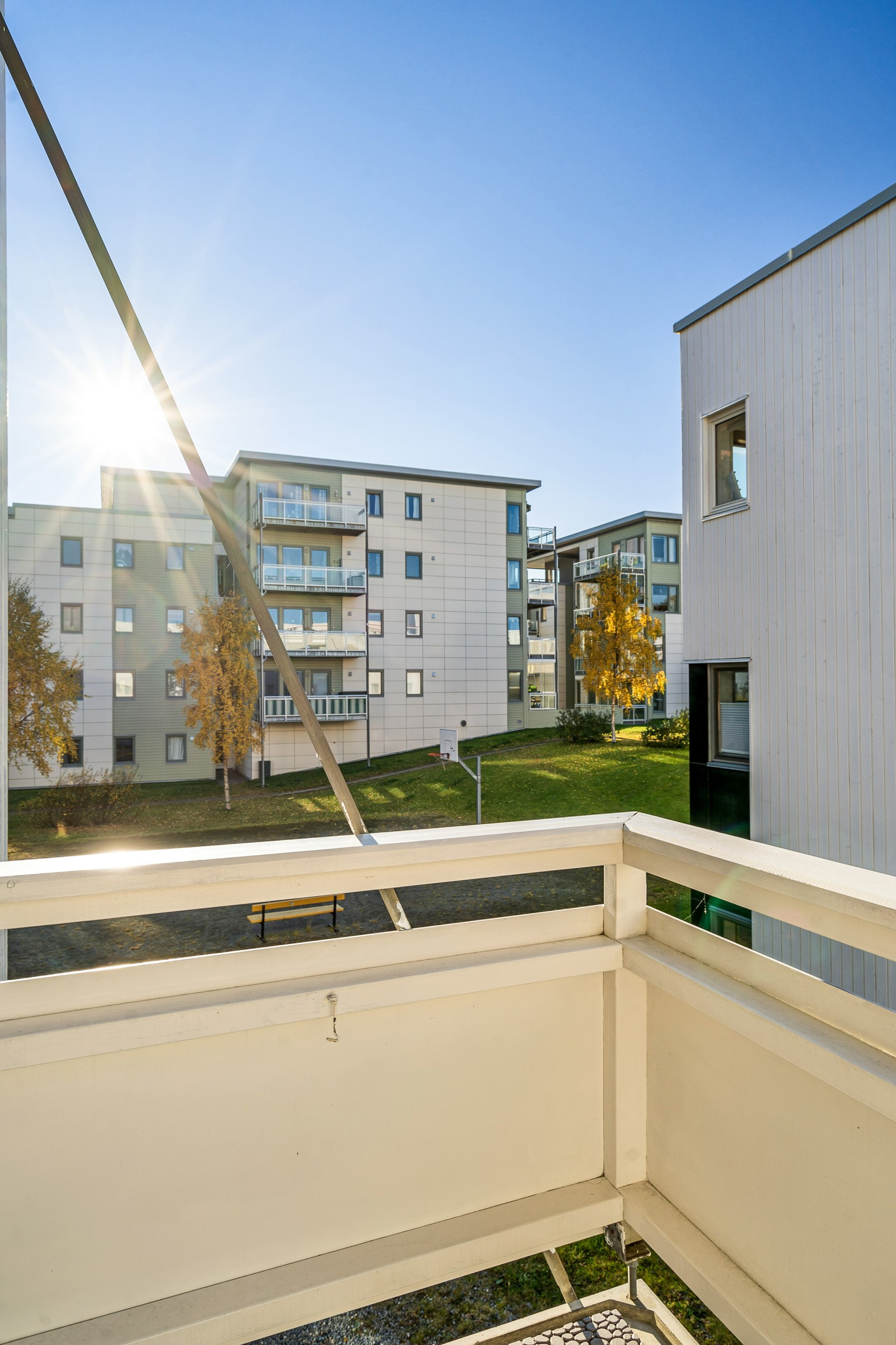 Nyt deilige sommerdager på din egen balkong, i tillegg har borettslaget to takterrasser med herlige sol- og utsiktsforhold!