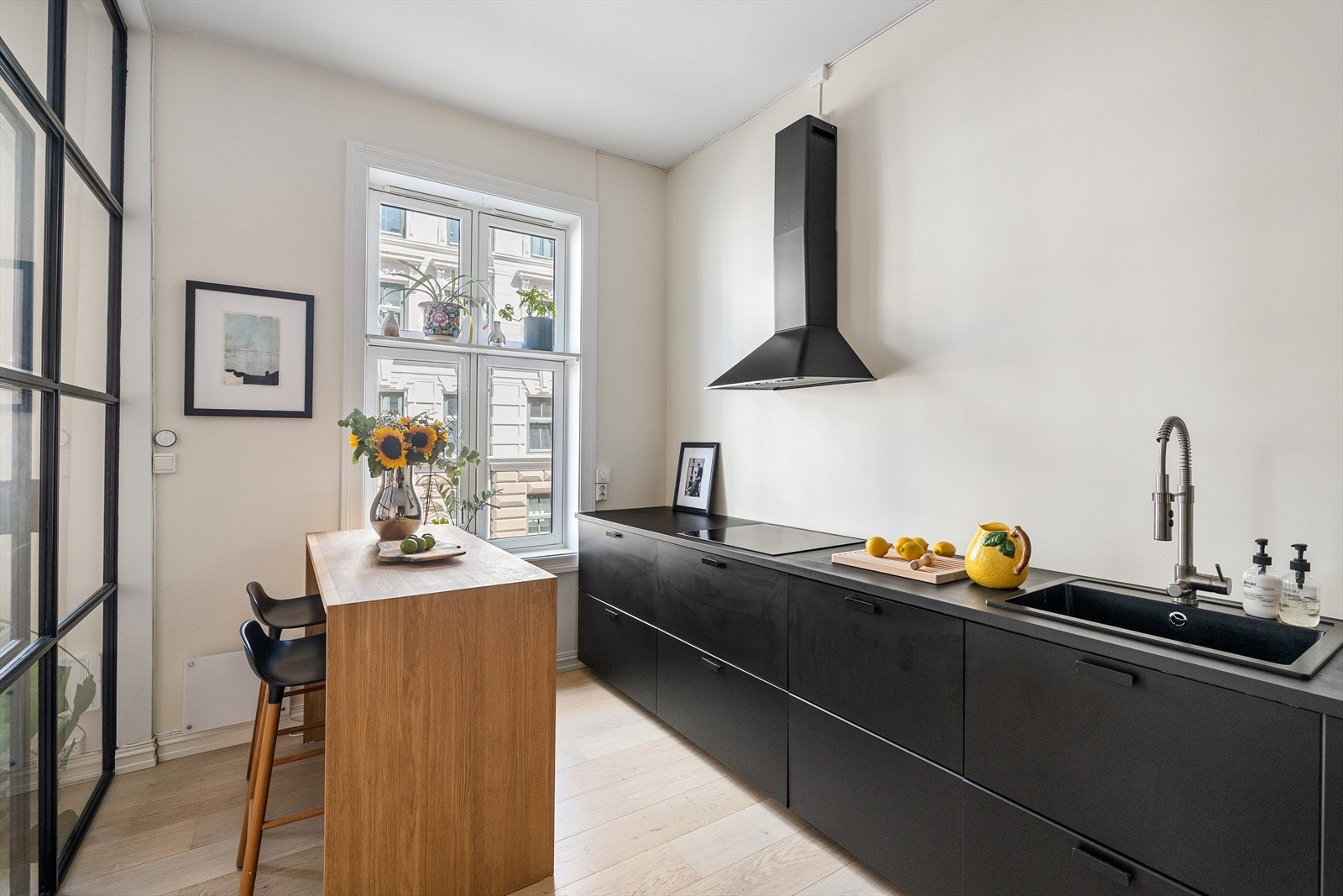 Kjøkkenet er utstyrt med integrert induksjonsplatetopp, stekeovn, kombiskap, oppvaskmaskin og ventilator Galleribilde