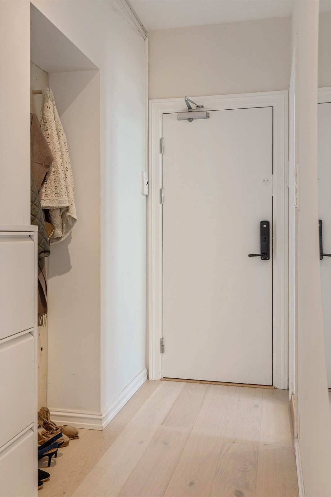 Entréen er utstyrt med elektronisk låsesystem fra Yale Doorman Galleribilde