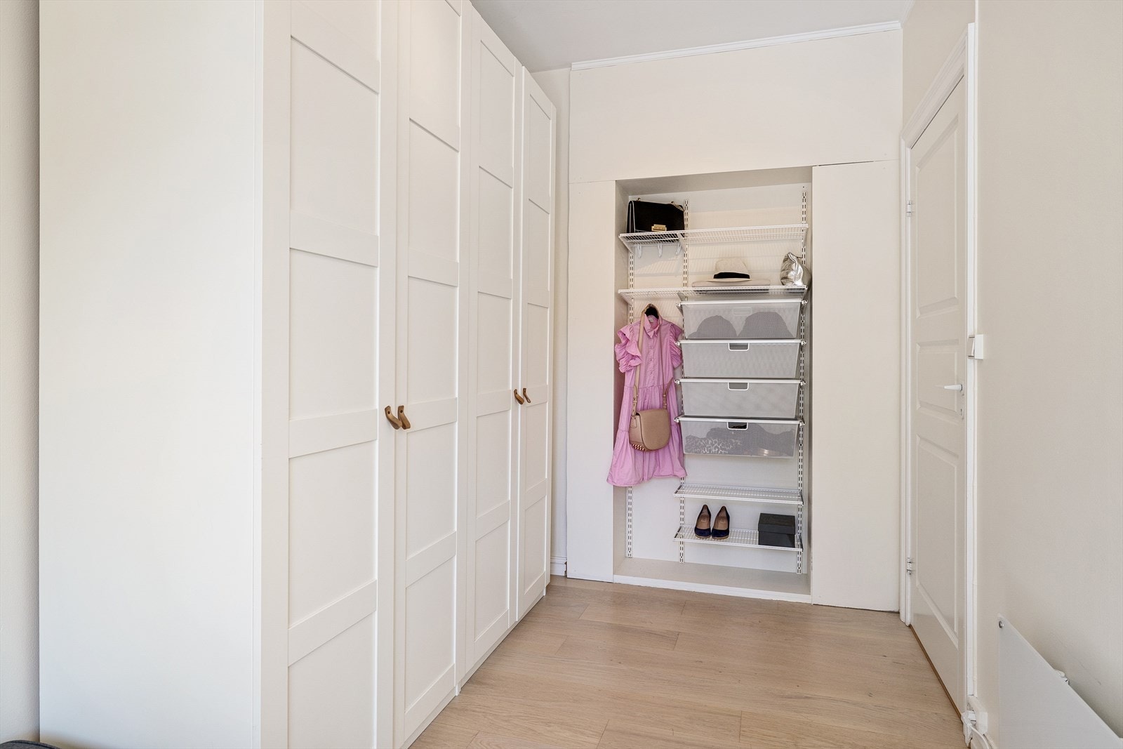 Stor garderobeløsning med gode lagringsmuligheter Galleribilde