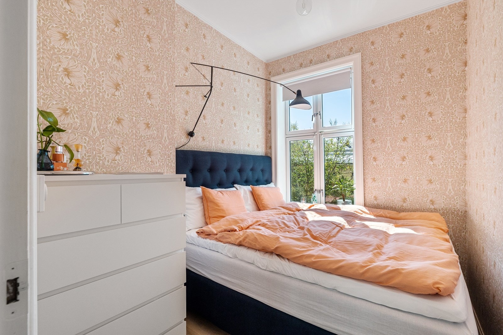 Romslig hovedsoverom med plass til tilhøremde møblement Galleribilde