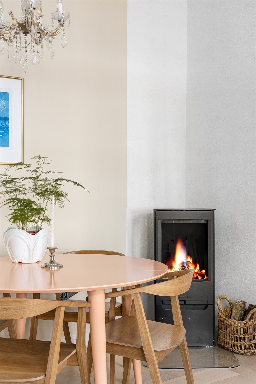 Leiligheten har en flott peis som gir en god og energibesparende oppvarming av boligen på kalde vinterdager Galleribilde