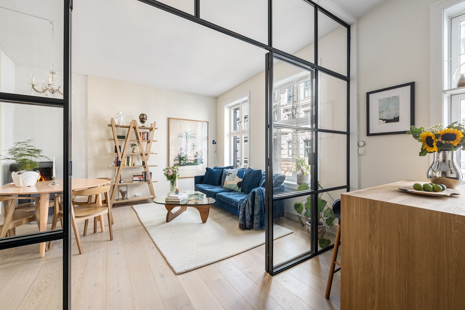 Dette er en moderne og innflytningsklar 3-R i klassisk bygård på populære Grünerløkka Galleribilde