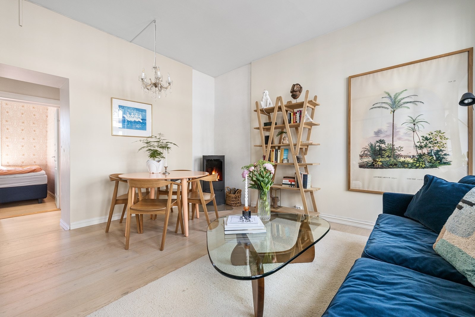 Romslig stue med plass til sofaseksjon med tilhørende tv-møblement, spisebord, og stuebord Galleribilde