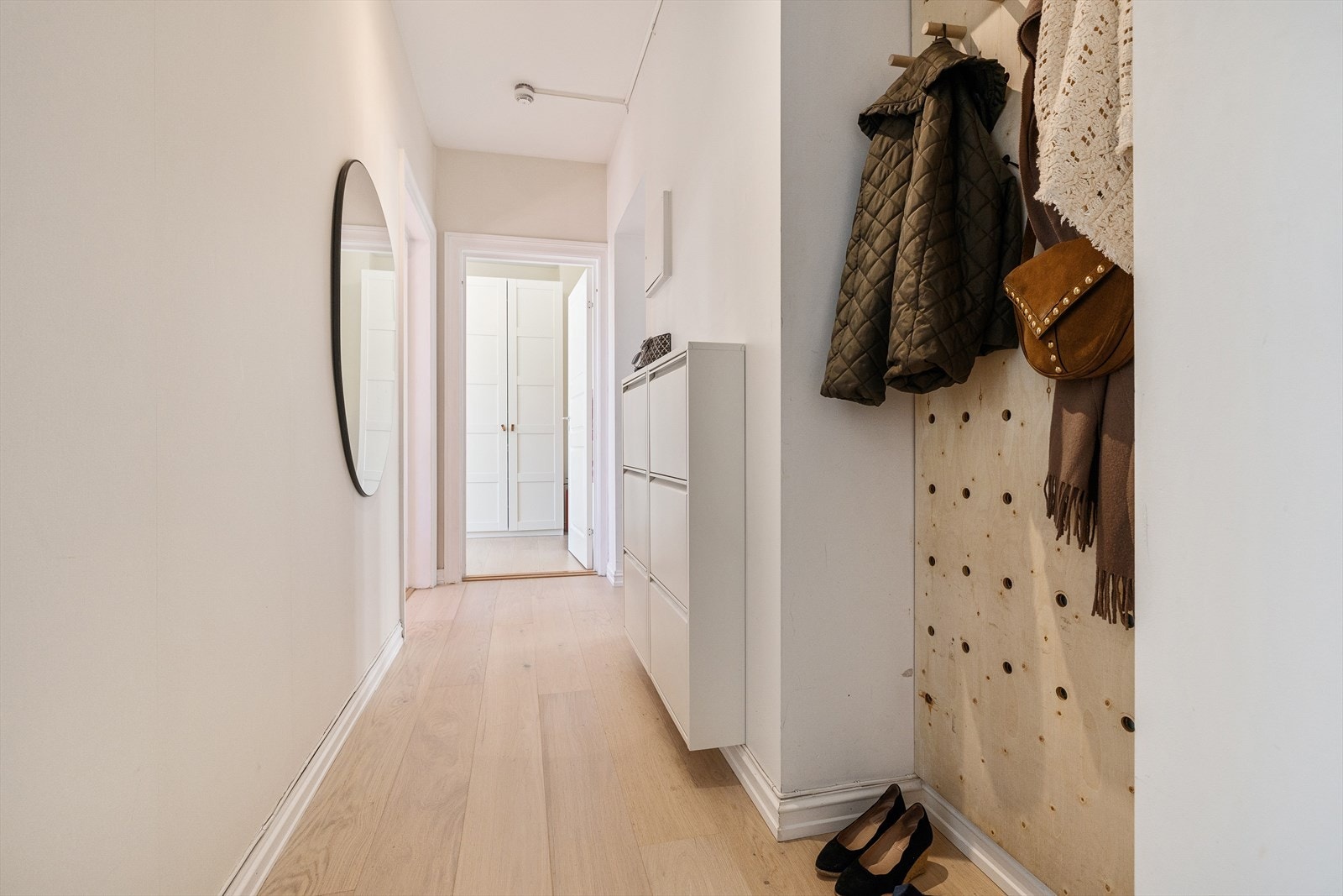 Hyggelig og innbydende entré som gir et godt førsteinntrykk av boligen Galleribilde