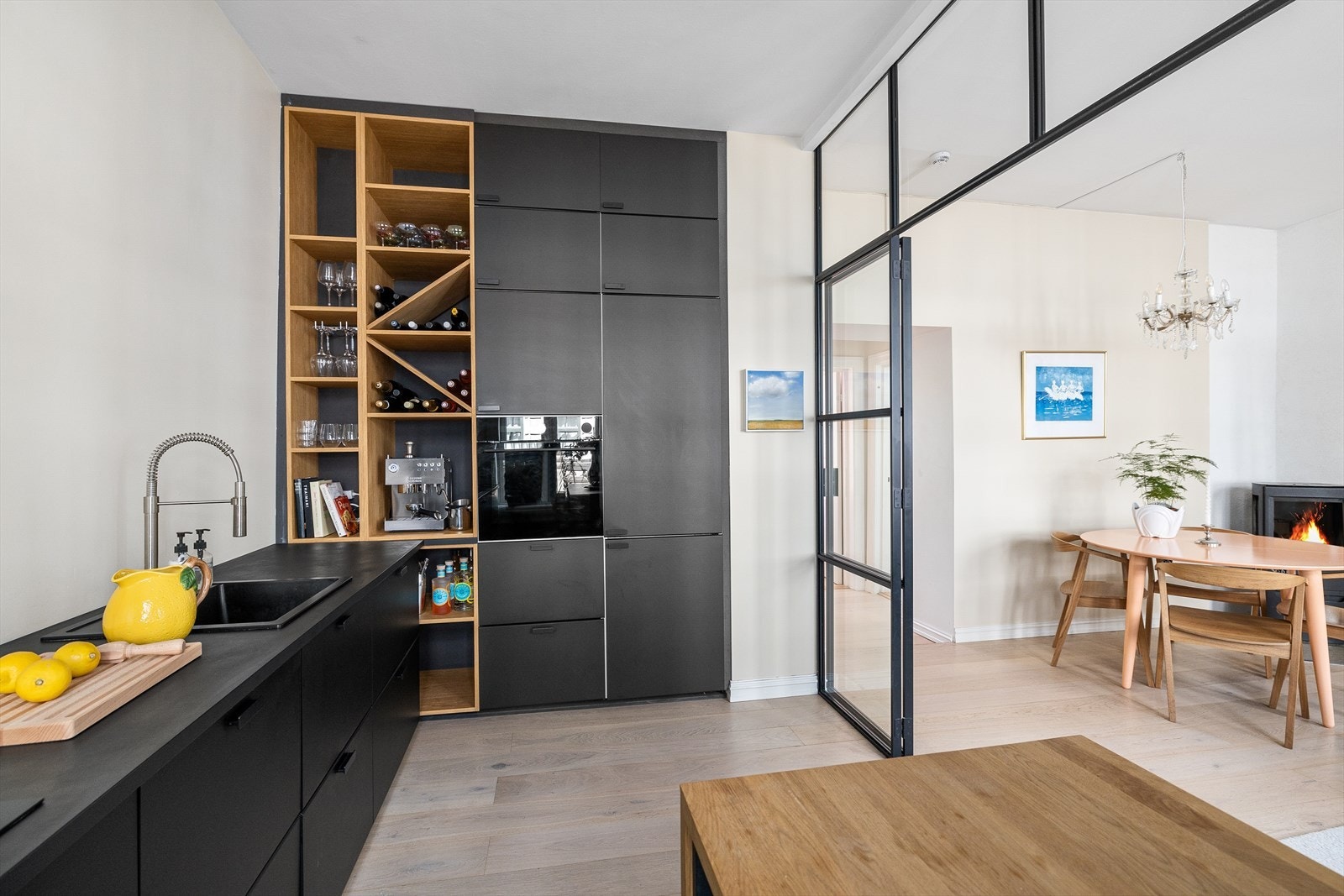 Praktisk kjøkkeninnredning som byr på rikelig med skap- og benkeplass for oppbevaring og matlaging Galleribilde