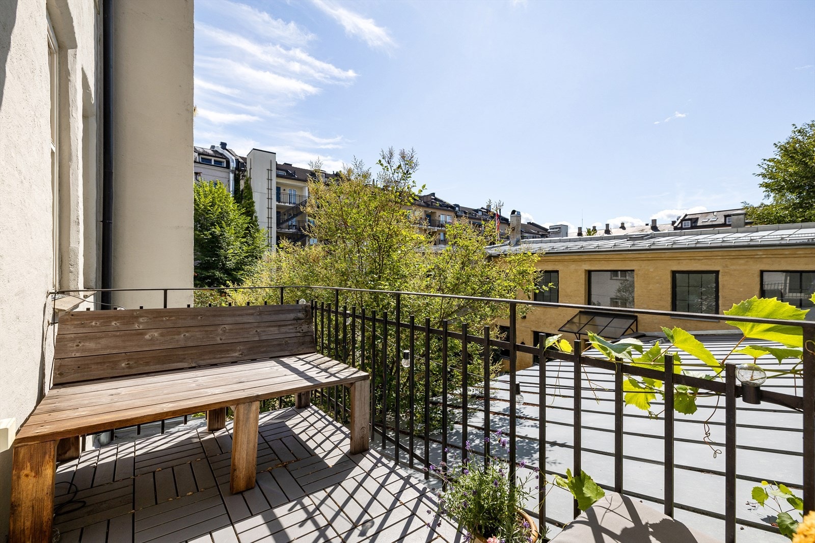 Fra soverommet er det utgang til en flott og solrik balkong med sol fra morgen til ca. kl. 18, sommerstid Galleribilde