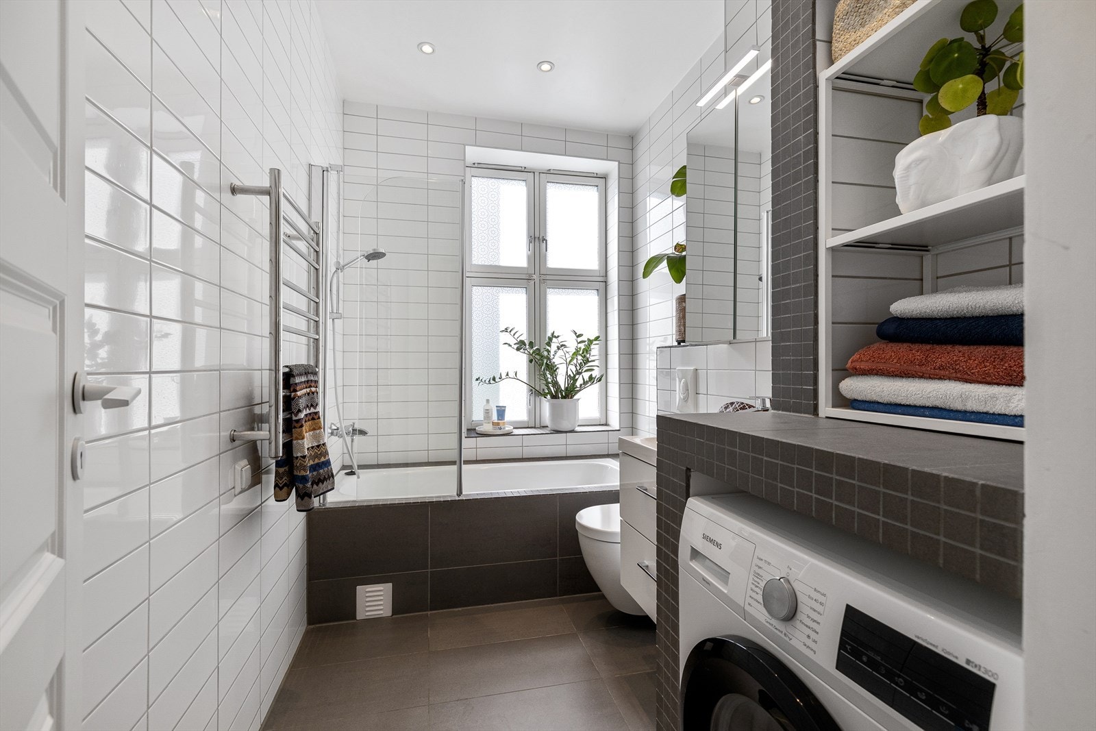 Lyst og moderne bad fra 2015 med varmekabler i gulv Galleribilde