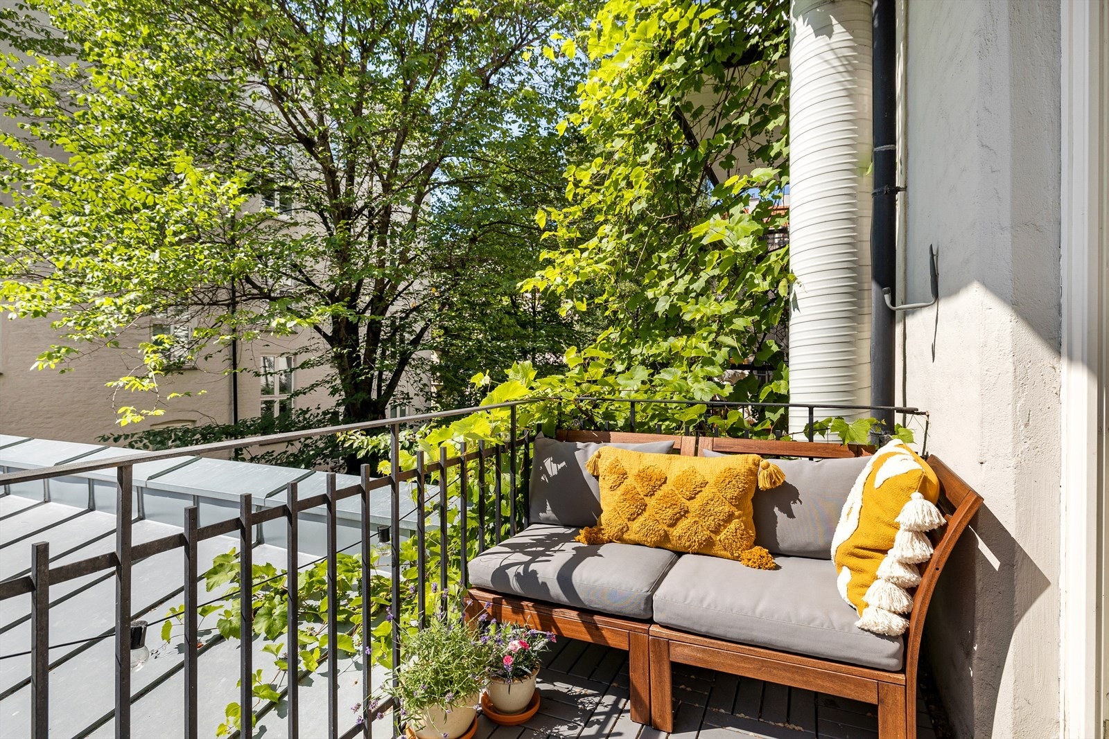 Hyggelig balkong som vendes ut mot grønne omgivelser i rolig bakgård Galleribilde