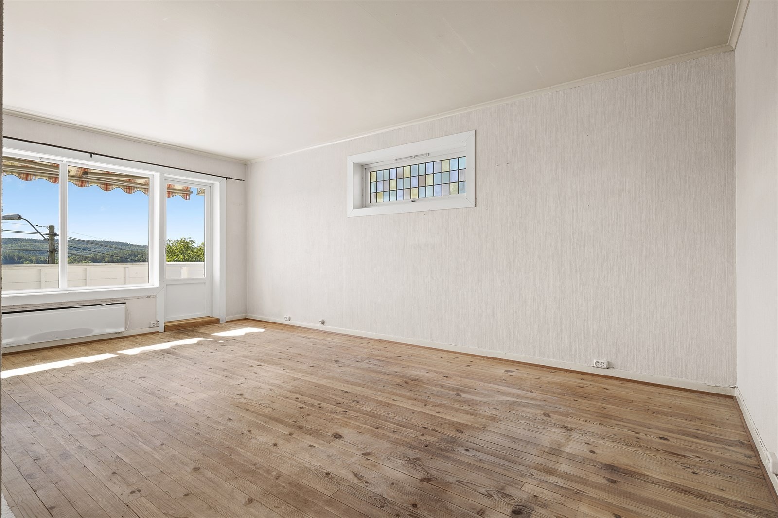 Utgang til romslig veranda med flott sjøutsikt! Galleribilde