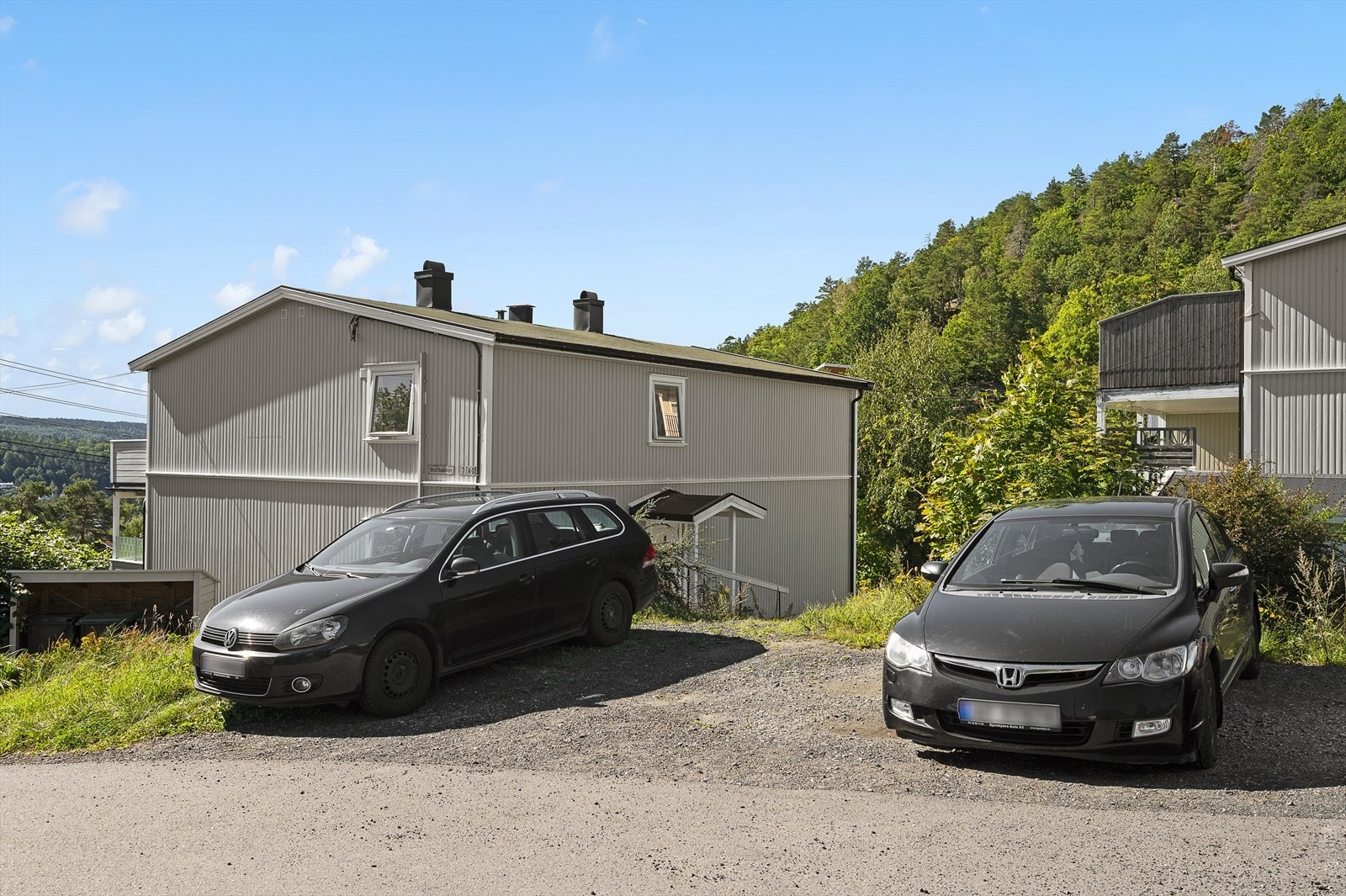 Felles parkering for borettslaget. Borettslaget har også garasje til utleie - garasjeplass utdeles etter liste. Galleribilde