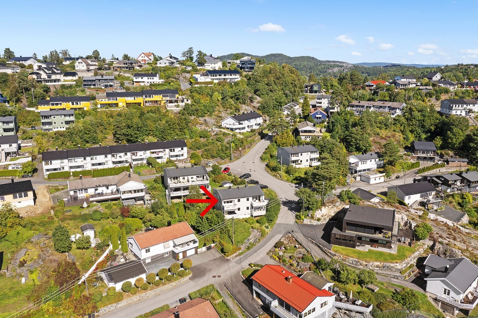 Leilighet med oppussingsbehov i 2 etg., attraktiv beliggende med flott sjøutsikt. Galleribilde