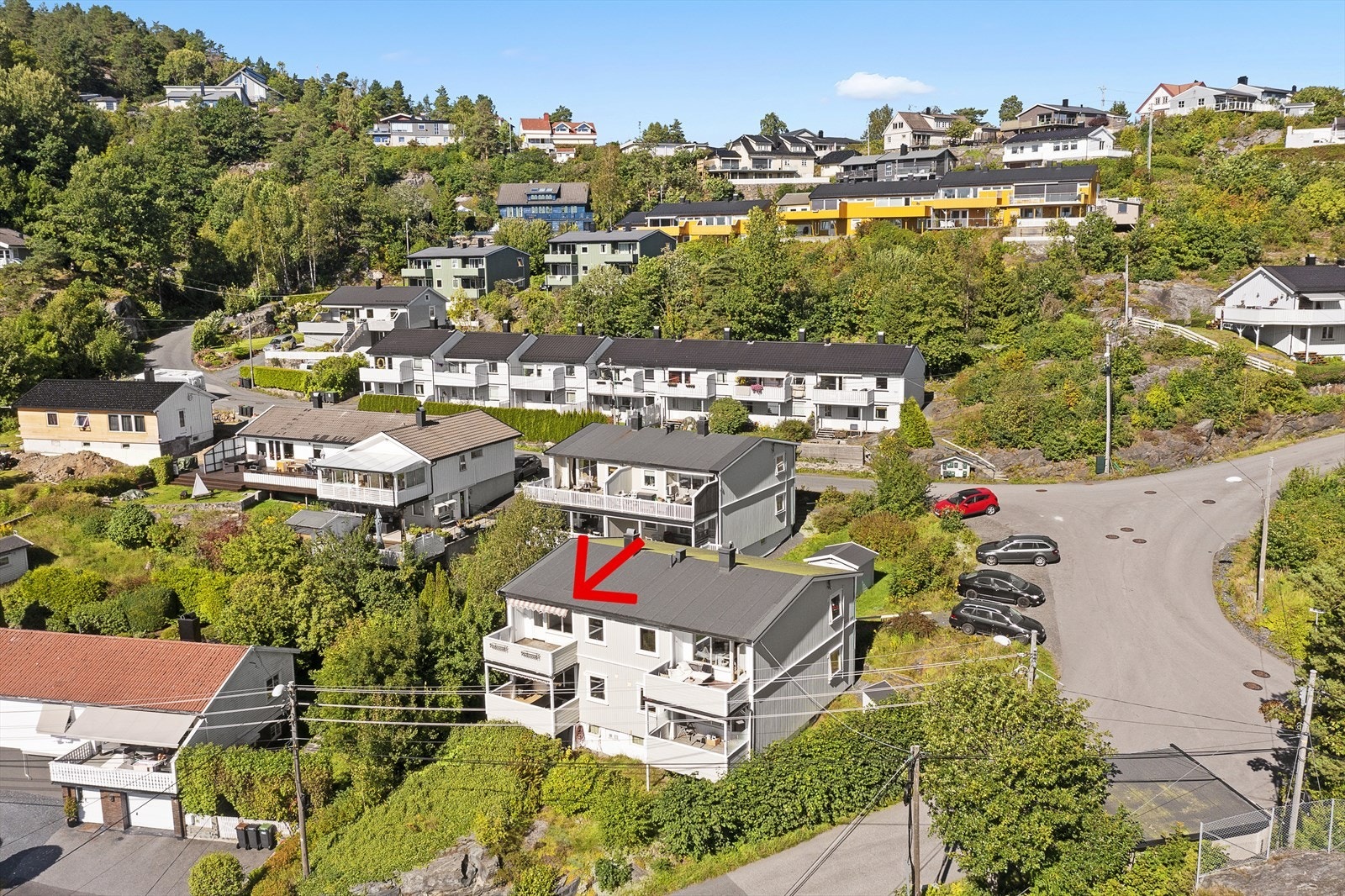 Leiligheten ligger svært sentralt til i det veletablerte og populære boligområdet Rørvik. Galleribilde