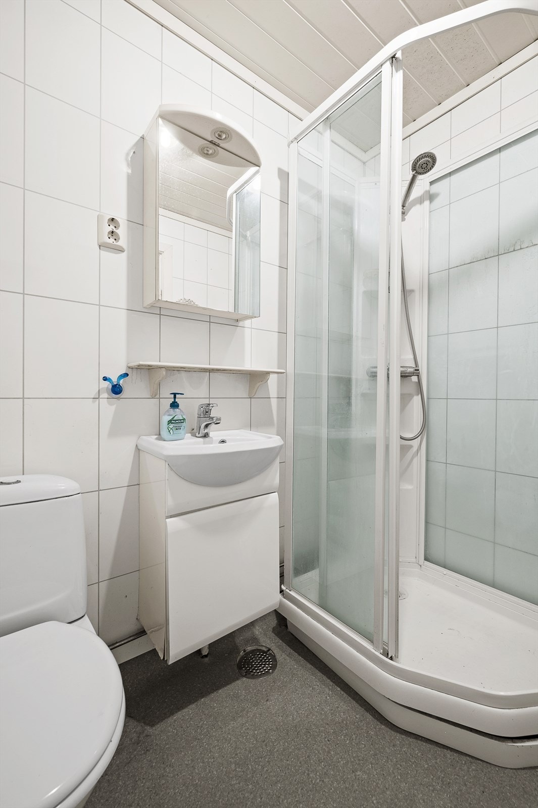 Bad med wc, håndvask med tilpasset skap/speilskap. Galleribilde