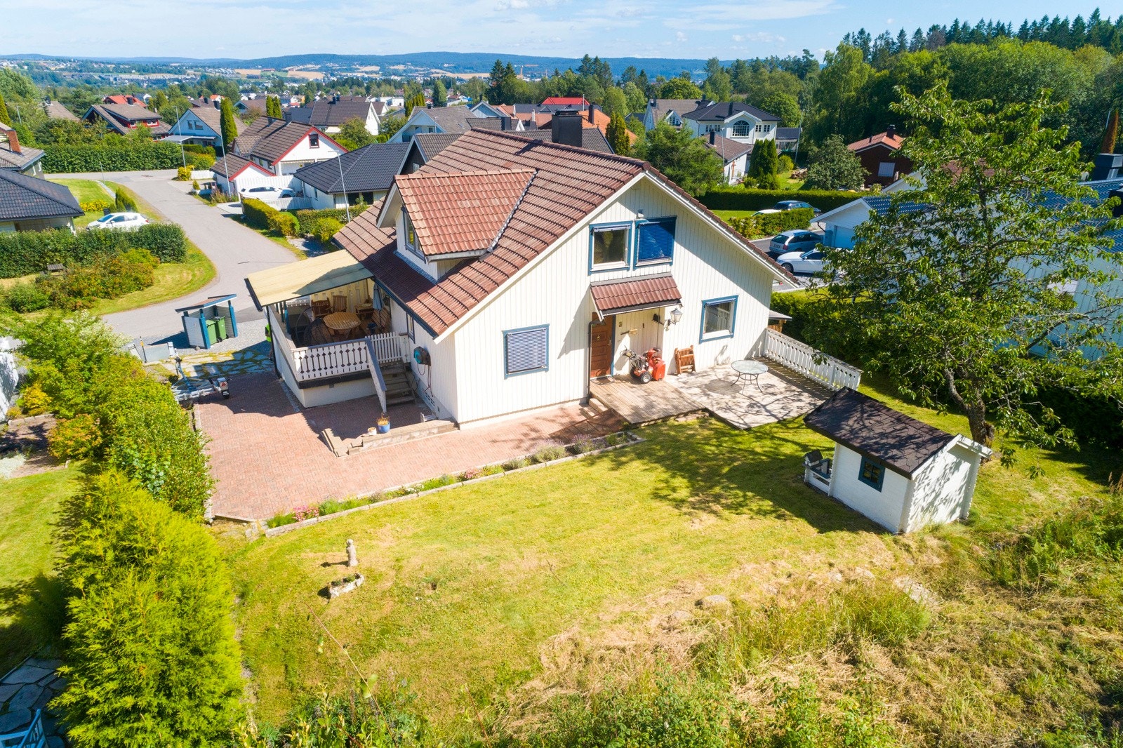 Boligen har to innganger, en i underetasjen og en i første etasje på baksiden av boligen. Hagen er pent opparbeidet og skjermet for innsyn. Vender mot skogområde i bakkant. Galleribilde