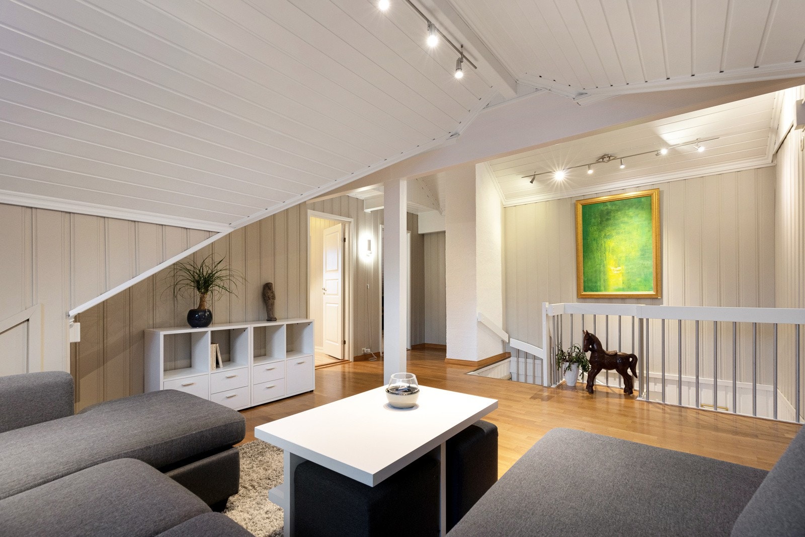 I øverste etasje er det ytterligere en stue - perfekt som eget oppholdsrom til barna. Galleribilde