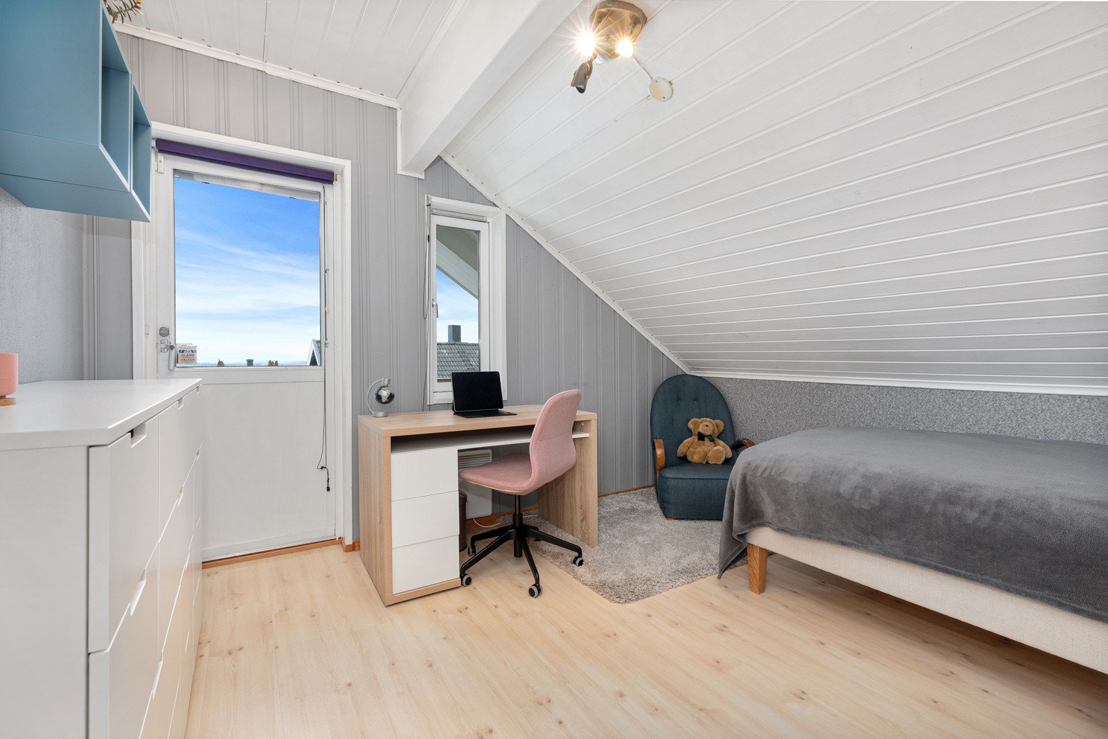 Fra soverommene er det dør ut til felles balkong. Galleribilde