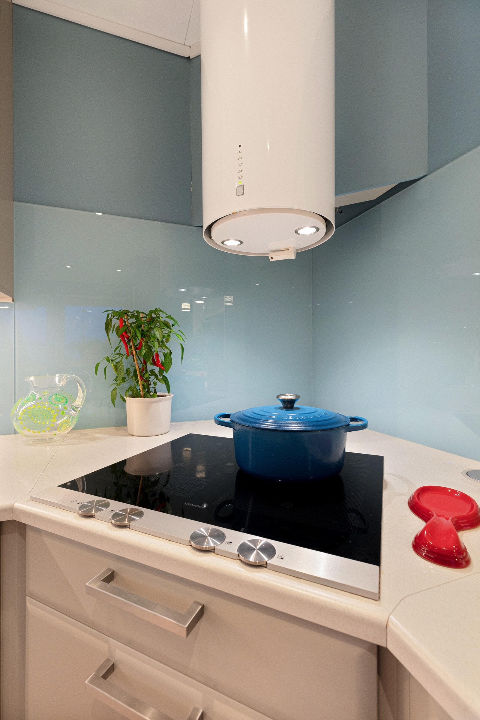 Kokesonen har integrert induksjonstopp og stilig ventilator med integrert belysning. Galleribilde