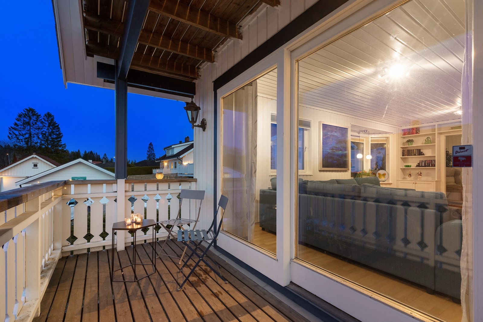 Fra stue og kjøkken er det utgang til terrassensom stekker seg på to sider av huset. Galleribilde