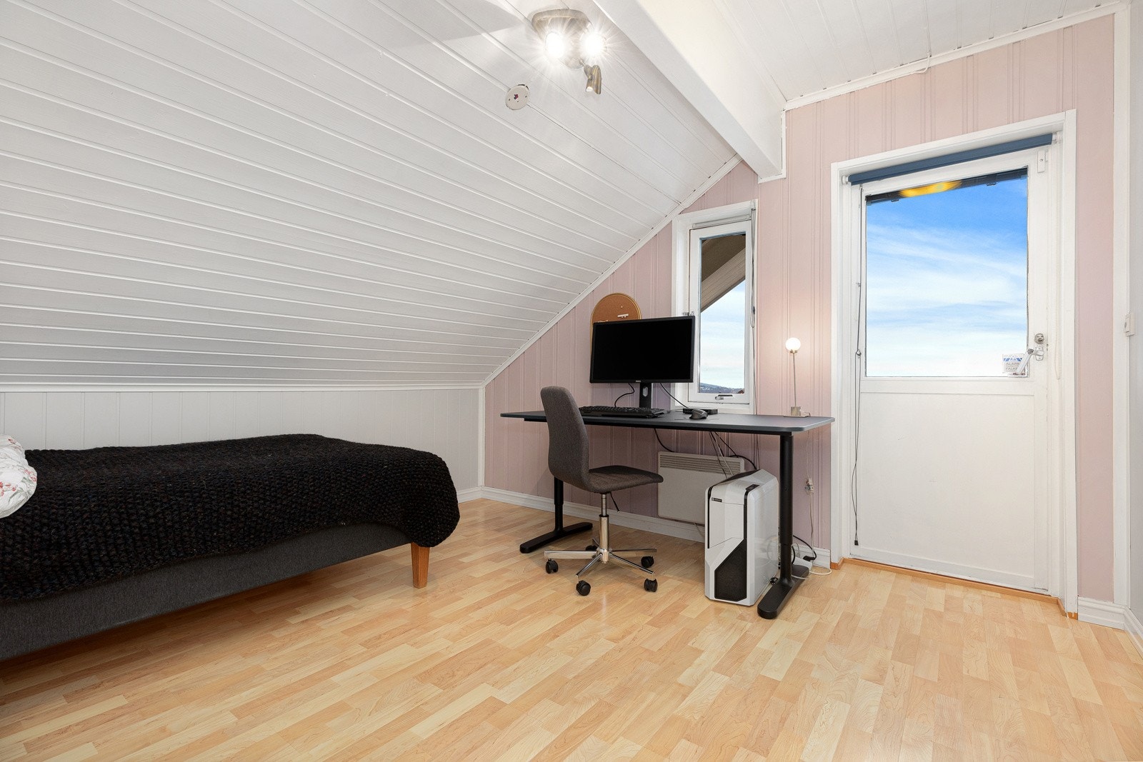 Begge soverommene har plass til seng, nattbord, garderobeskap og skrivebord. Merk at det også er en praktisk bod på 6 kvm i etasjen. Galleribilde