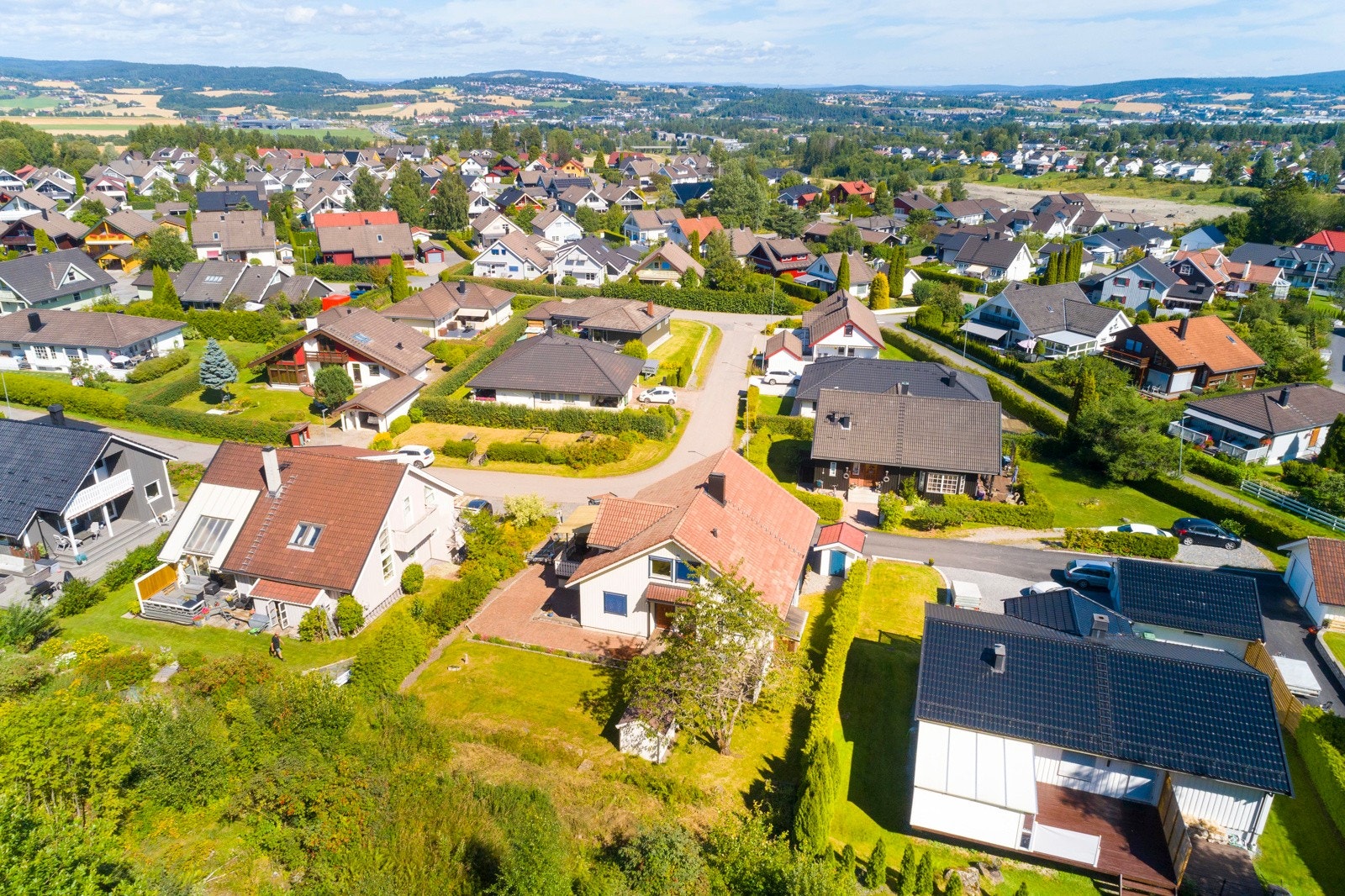 Boligen ligger i et lite trafikkert og barnevennlig område med kort vei til alle fasiliteter du behøver i hverdagen. Galleribilde