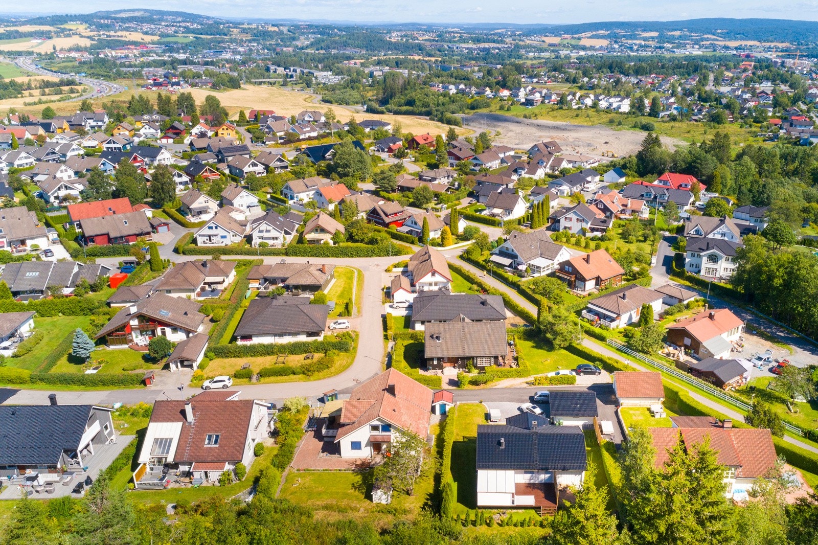 Flott beliggende i et veletablert og ettertraktet nabolag bestående for det meste av eneboliger. Eiendommen har attraktiv beliggenhet ytterst på feltet, grenser til marka. Galleribilde