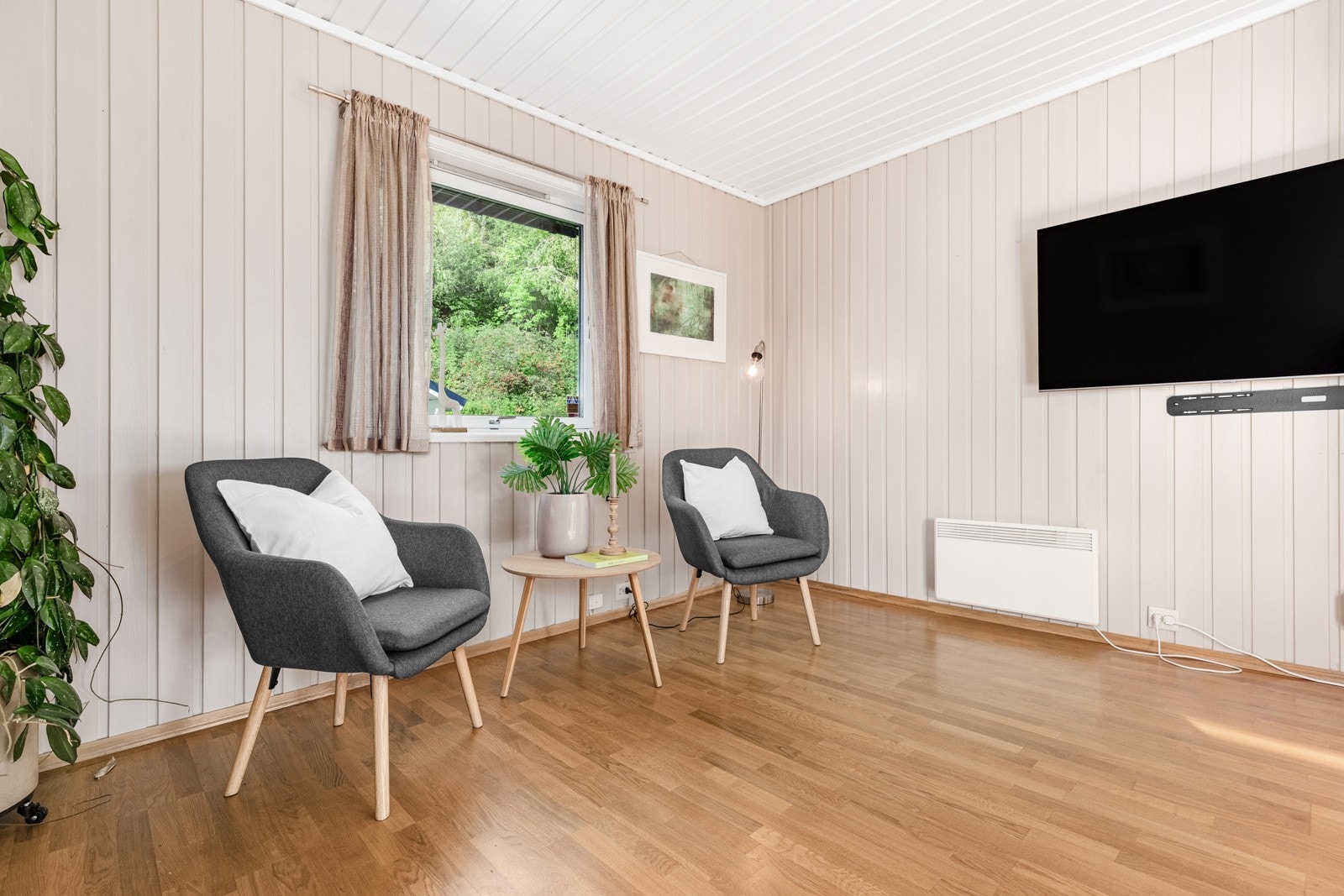 Opprinnelig soverom i mellomplan er omgjort til TV stue, kan enkelt tilbakeføres. Galleribilde