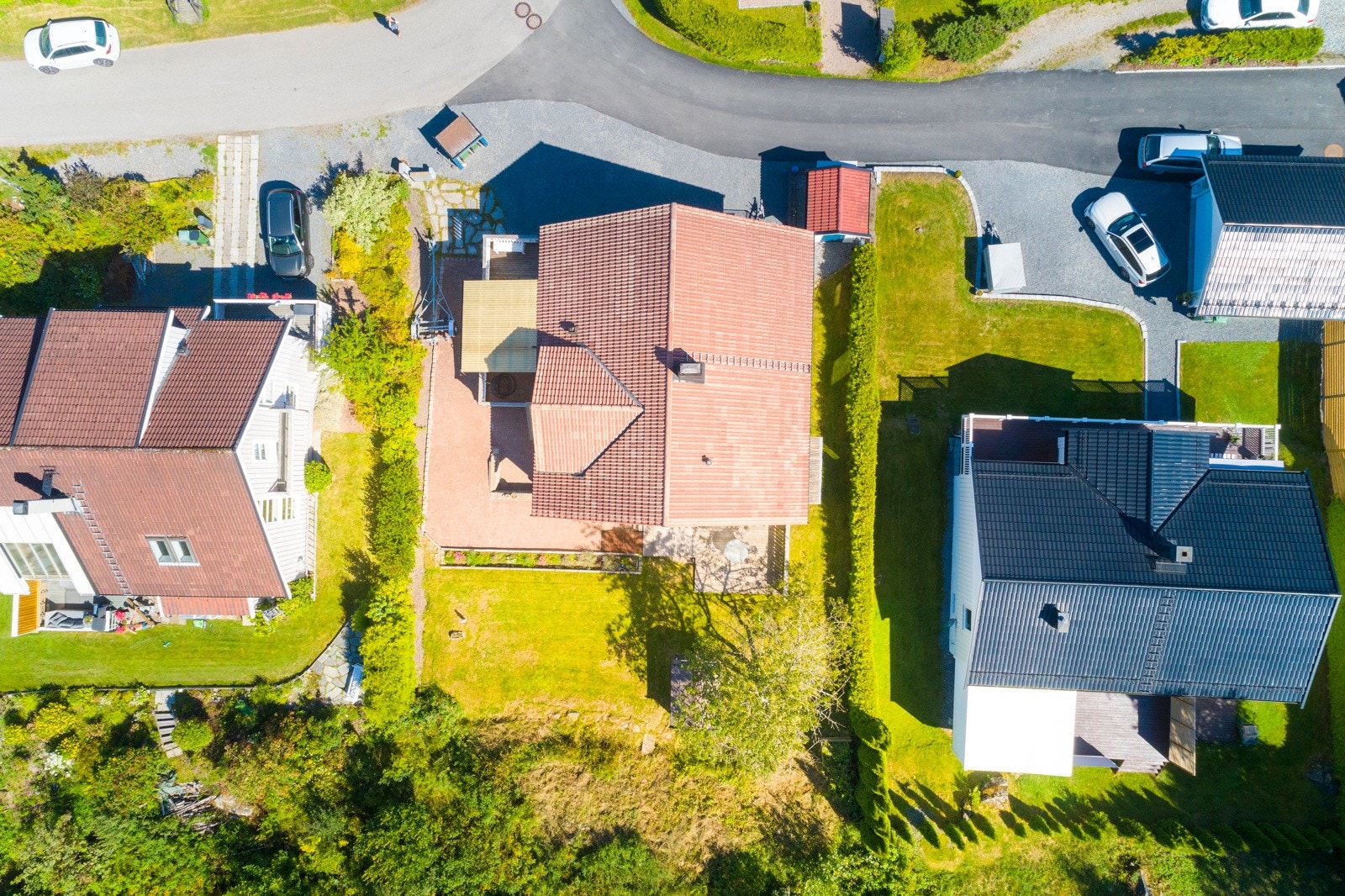 Tomt på 587m² med hage på baksiden av huset, terrasse, balkong og platting, samt gode parkeringsmuligheter. Galleribilde