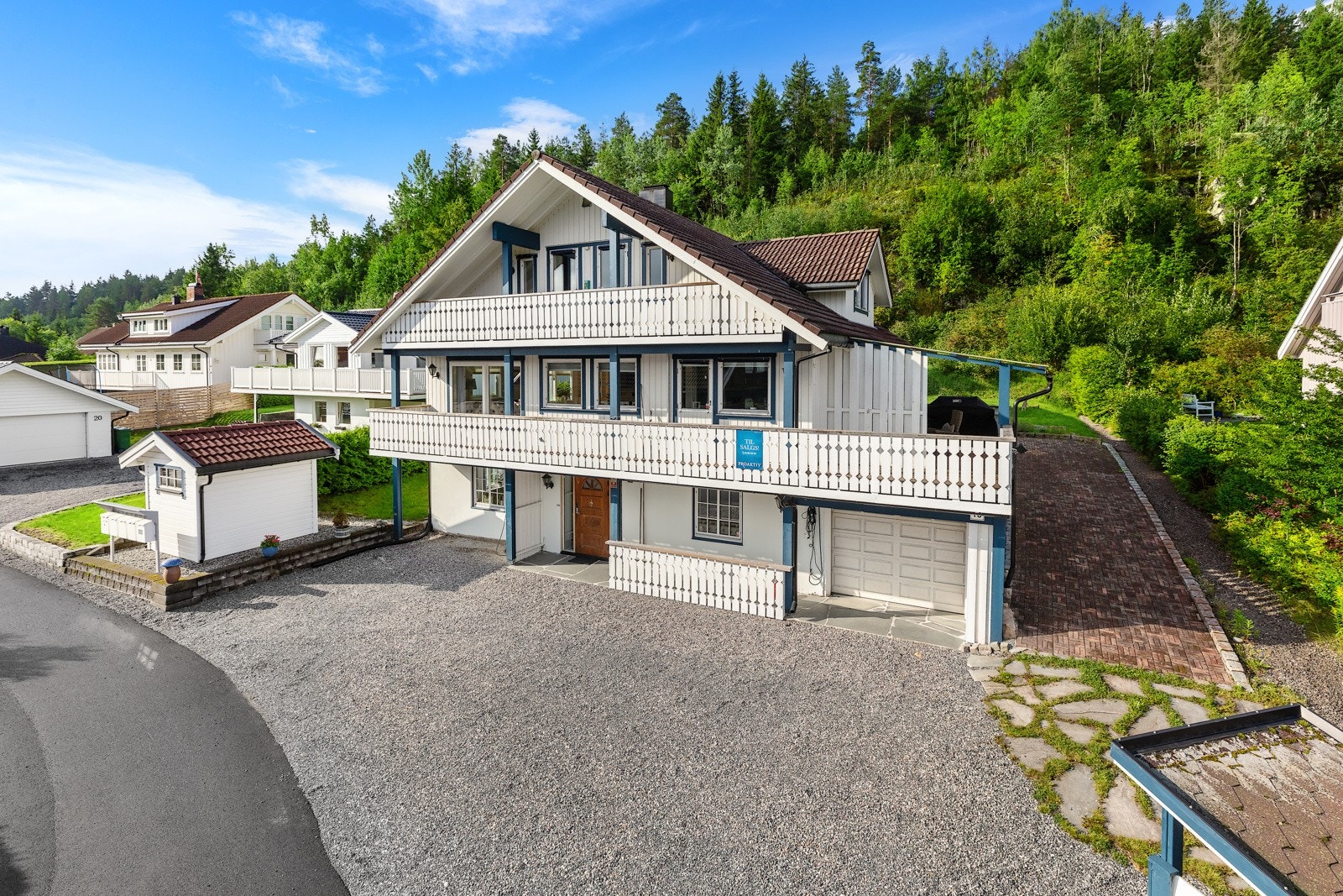 Velkommen til en innholdsrik enebolig på Guldhaug - ! Perfekt som generasjonsbolig, boligen har to innganger og komplett enhet i inngangsplan. Galleribilde