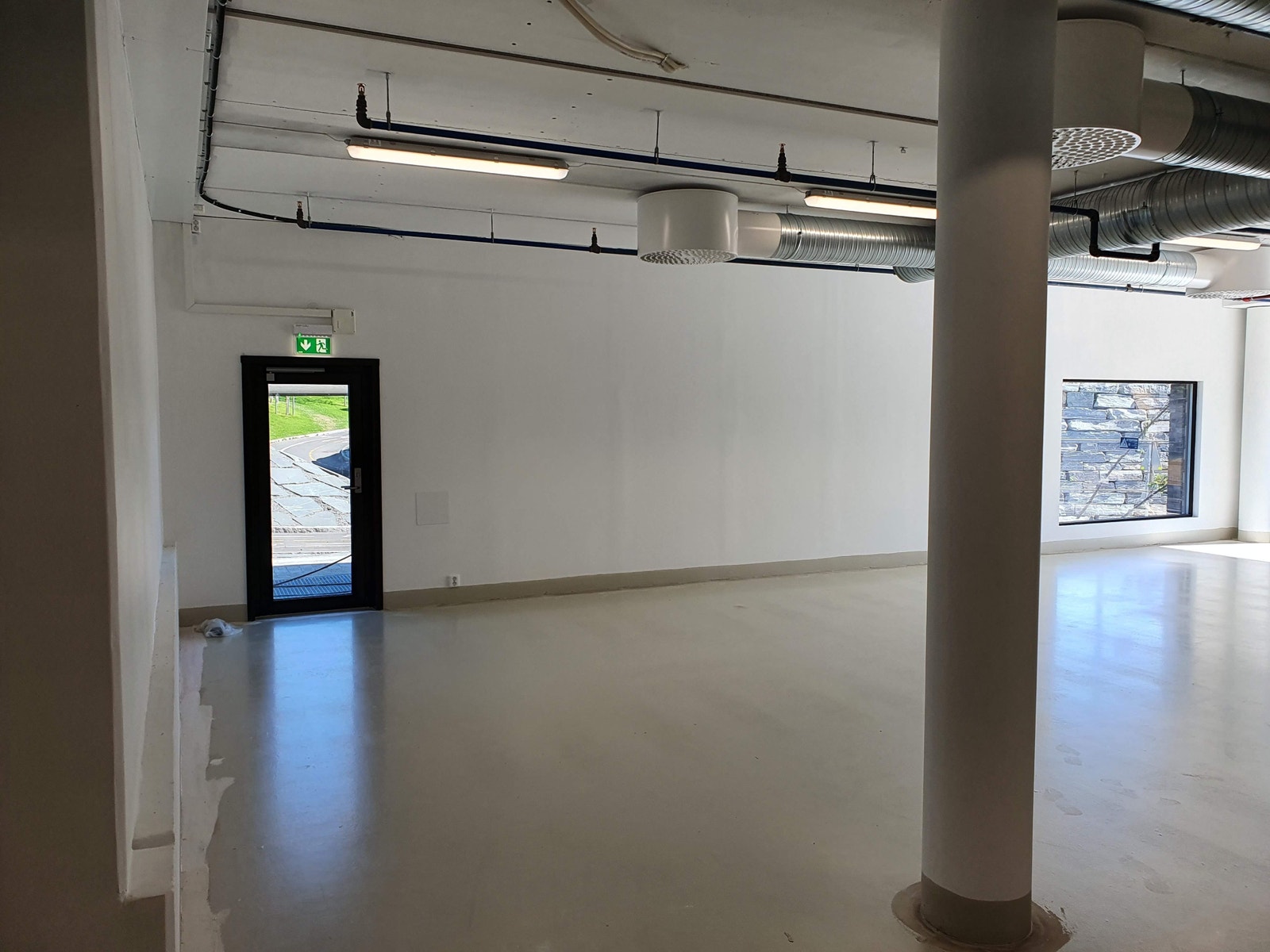 Ytre inngangsdør til lager/kontor Galleribilde
