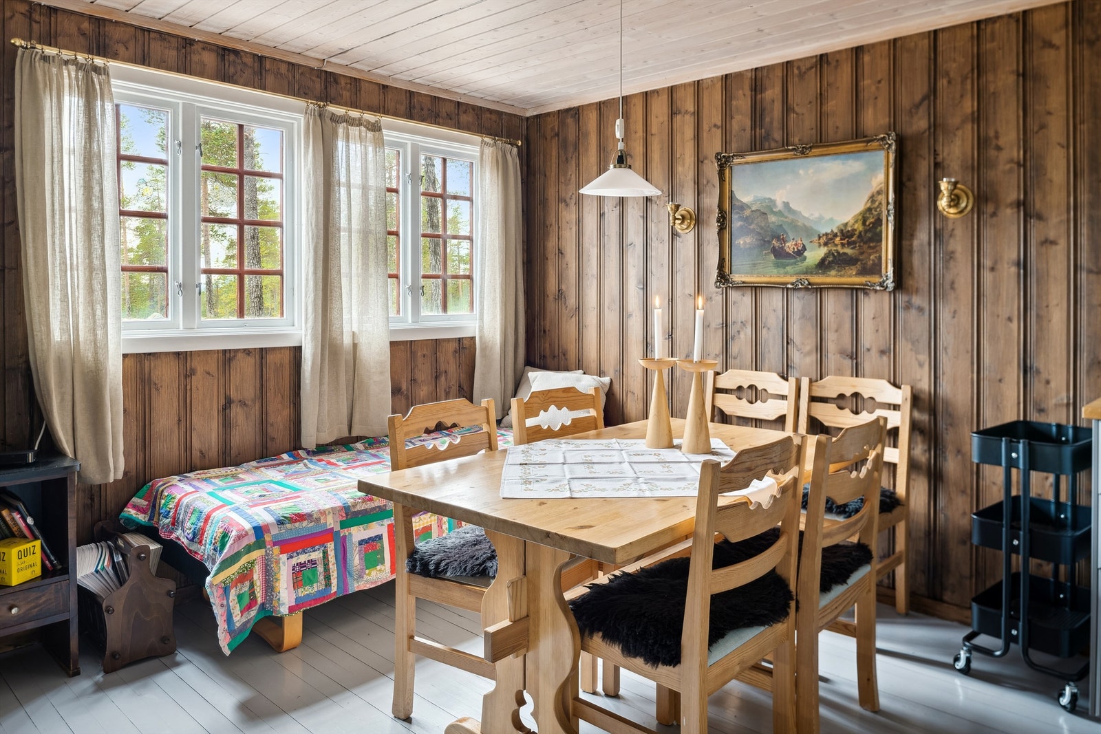 Det er gjort enkelte oppgraderinger i senere tid som gjør at hytta har fått et mer moderne utrykk, samt noen flere bekvemmelige løsninger som man gjerne ønsker i disse dager Galleribilde