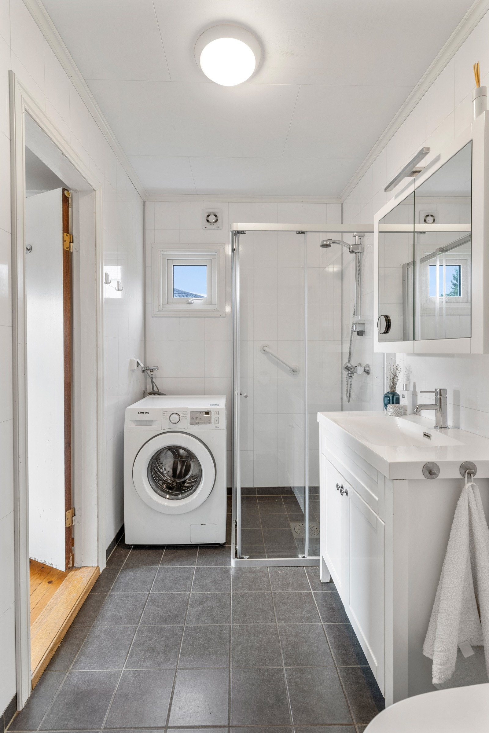 Badet ble totalrenovert rundt 2018, og har flislagt gulvoverflate med gulvvarme og vegger med baderomsplater Galleribilde