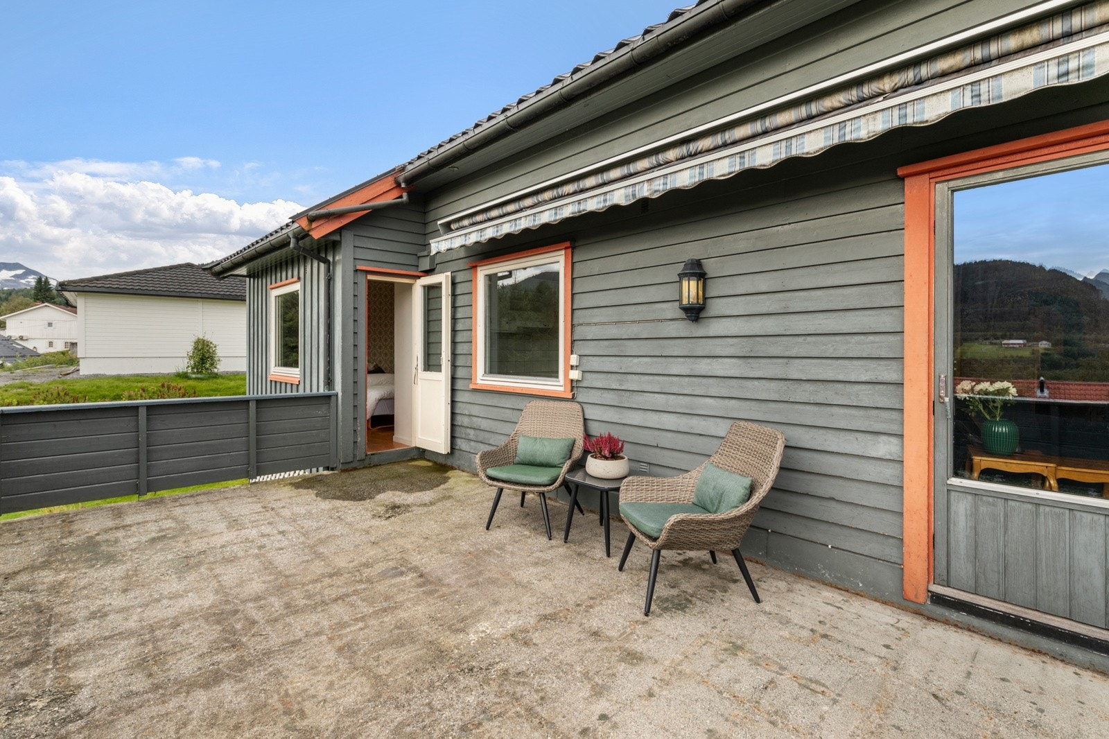 Fra stuen er det utgang til en romslig veranda på 20kvm med betongdekke Galleribilde