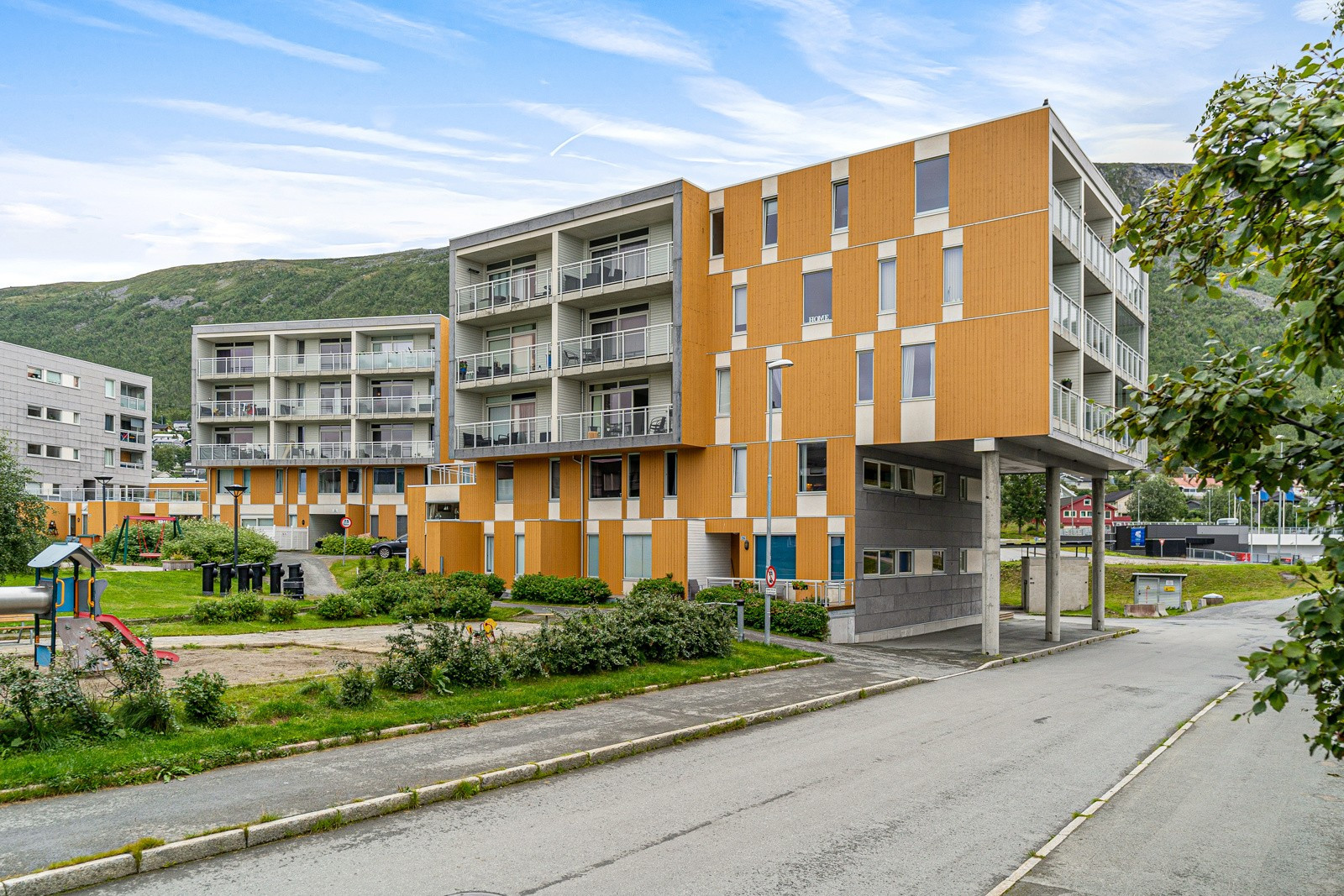 I umiddelbar nærhet finner du flotte turstier, flere dagligvare, barnehage, treningssenter og ikke minst gode bussforbindelser med hyppige avganger i rushtiden til UiT/UNN.