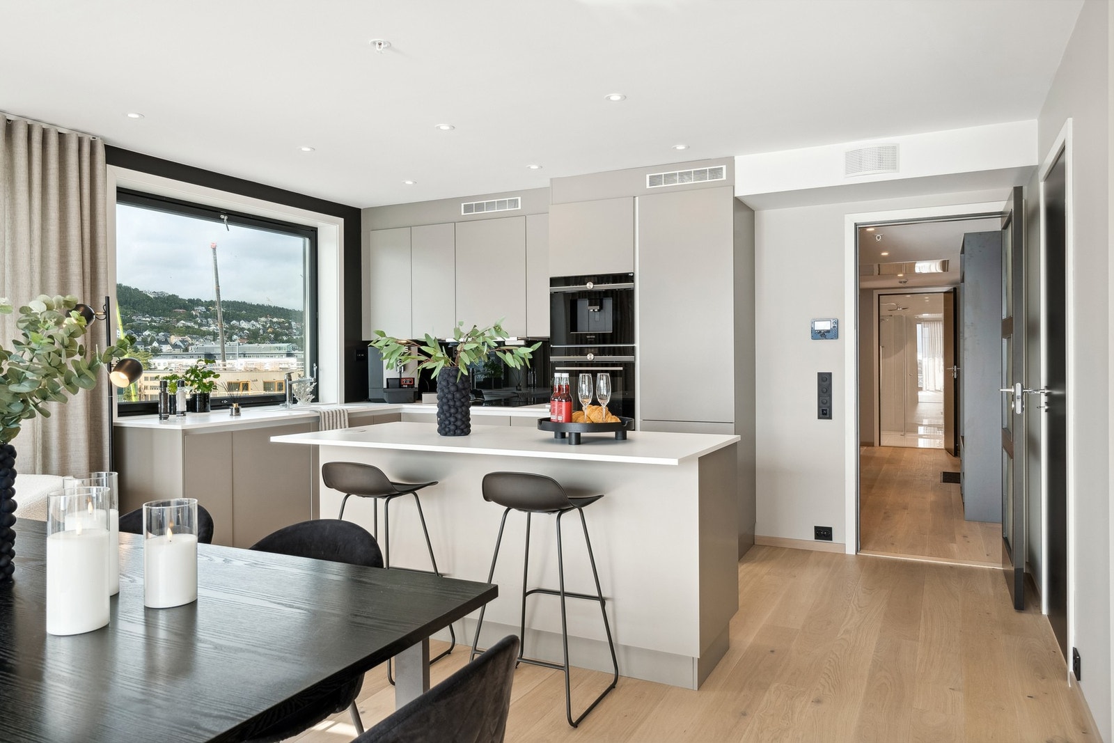 Selve kjøkkeninnredningen er et kvalitetskjøkken levert av HTH. Galleribilde