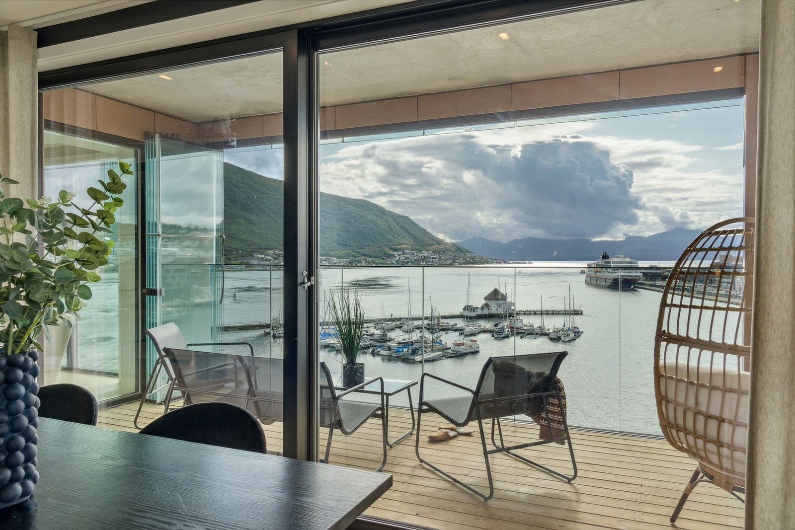 Fra spisestuen er det utgang til en innglasset balkong på hele 11 kvm. Galleribilde