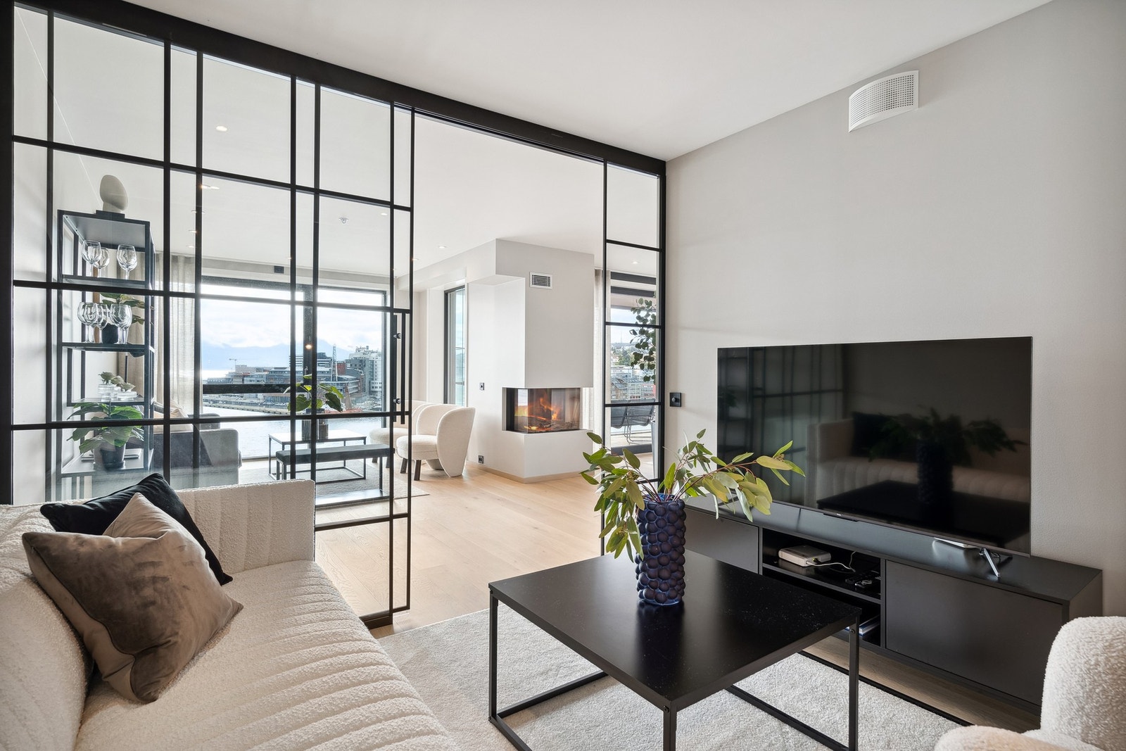 Tv-stuen byr på en god takhøyde, og den innglassede skyvedøren slipper den vakre utsikten og lyset inn. Galleribilde