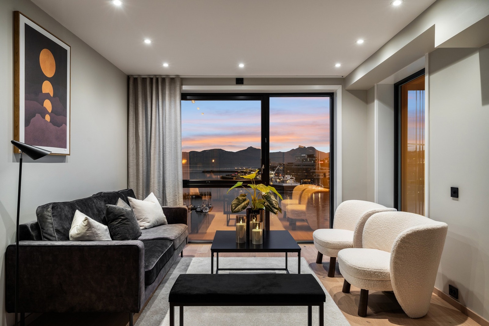 Utsikten får du uansett hvilket oppholdsrom du befinner deg i. Galleribilde