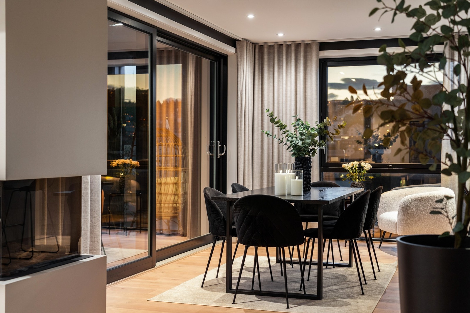 Leiligheten har en tilpasset fargepalett, som komplimenterer både ute- og innemiljøet. Galleribilde