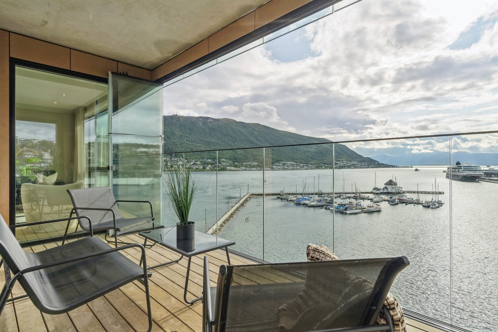 Innglassingen på balkongen kan enten lukkes eller være åpen. Galleribilde