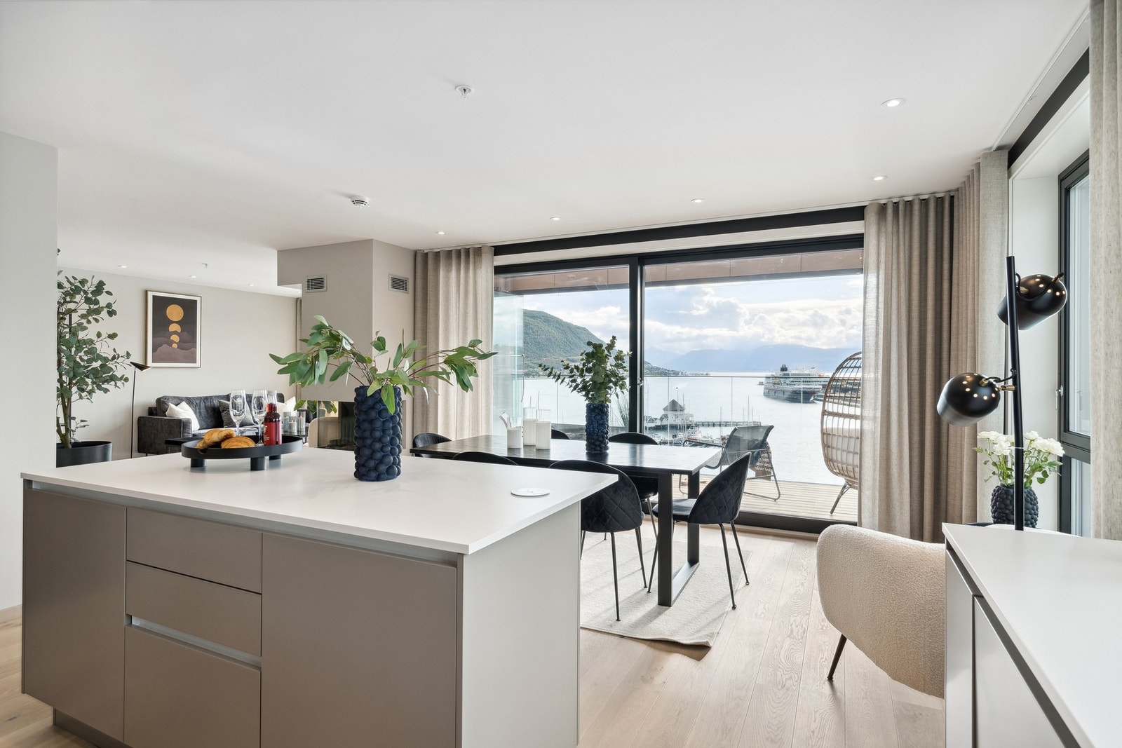 Kjøkkenet har fått en klart definert sone, og har en flott plassering i leiligheten. Galleribilde