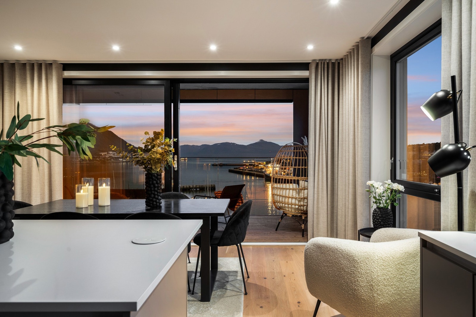 Uansett hvilken årstid eller tid på døgnet det er, kan du ikke ta øynene fra den helt fantastiske utsikten denne leiligheten har å by på. Galleribilde