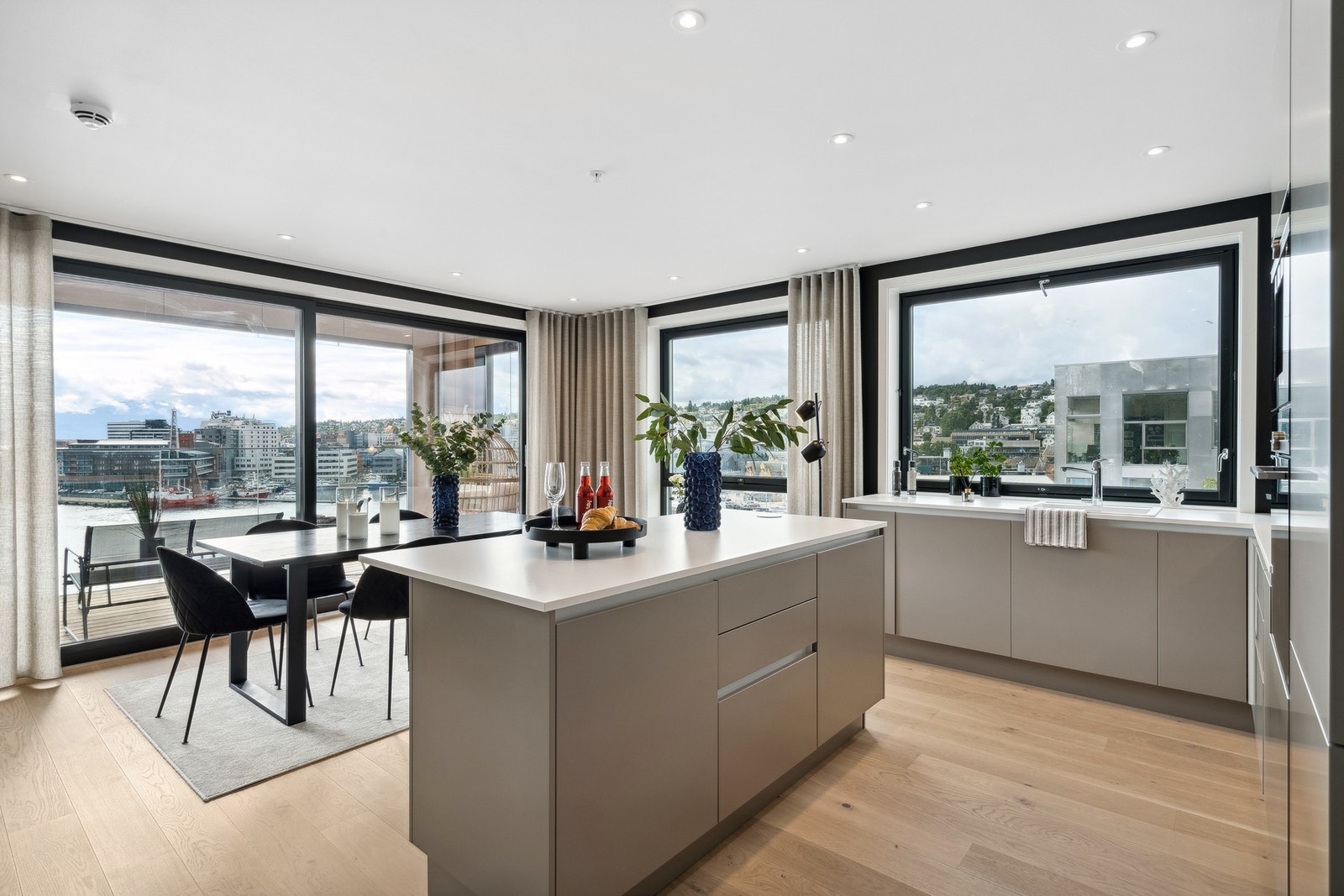 Kjøkkenet er godt planlagt, og svært tiltalende. Galleribilde