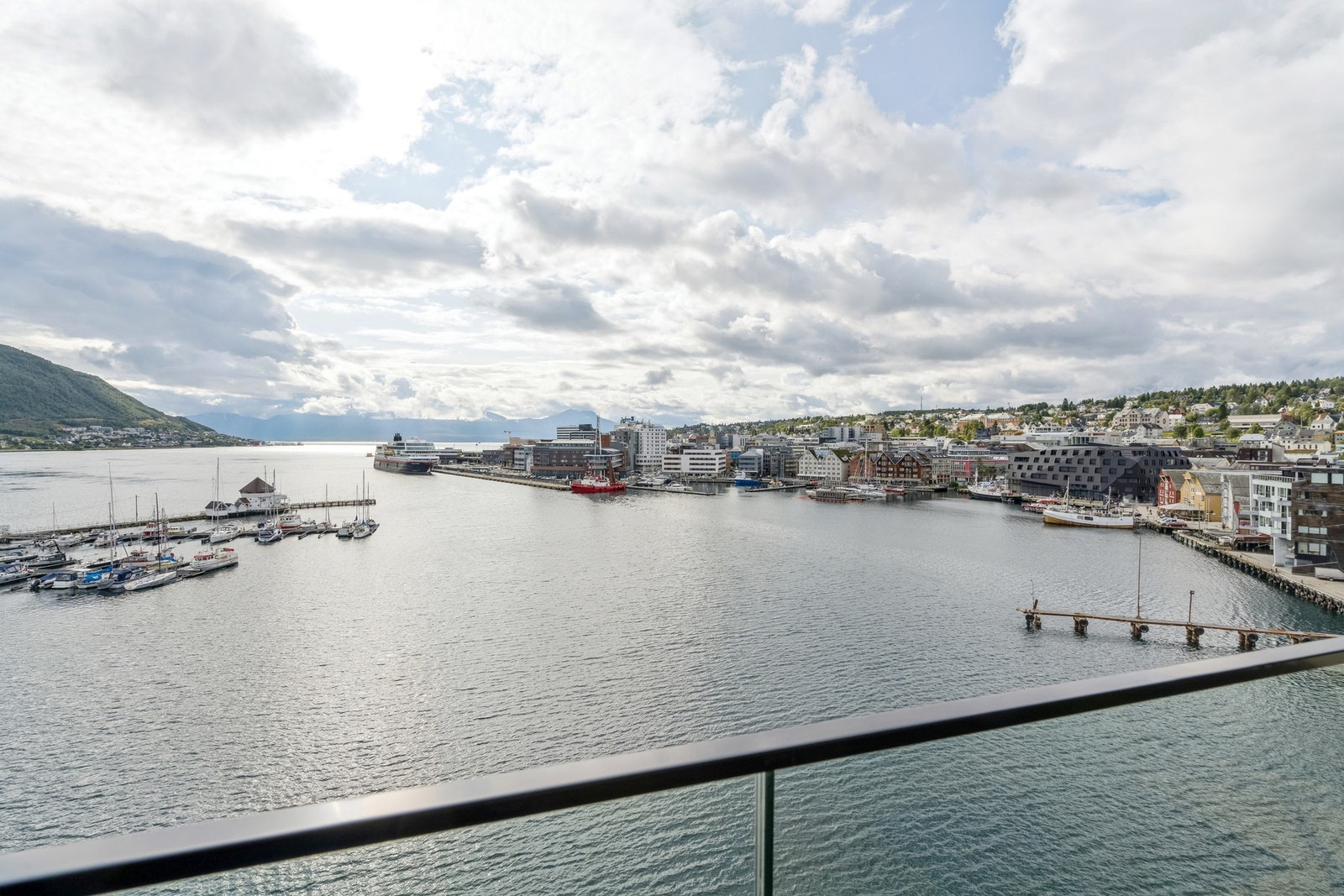 Her sitter du på første rad, med sjøbrisen lekende i håret. Galleribilde