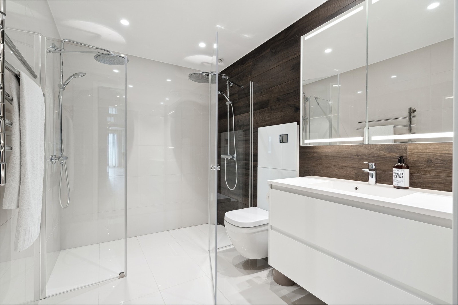 Leiligheten leveres med to komplett flislagte bad. Dette er hovedbadet. Det er lekkert innredet og har 2 regndusjer. Galleribilde