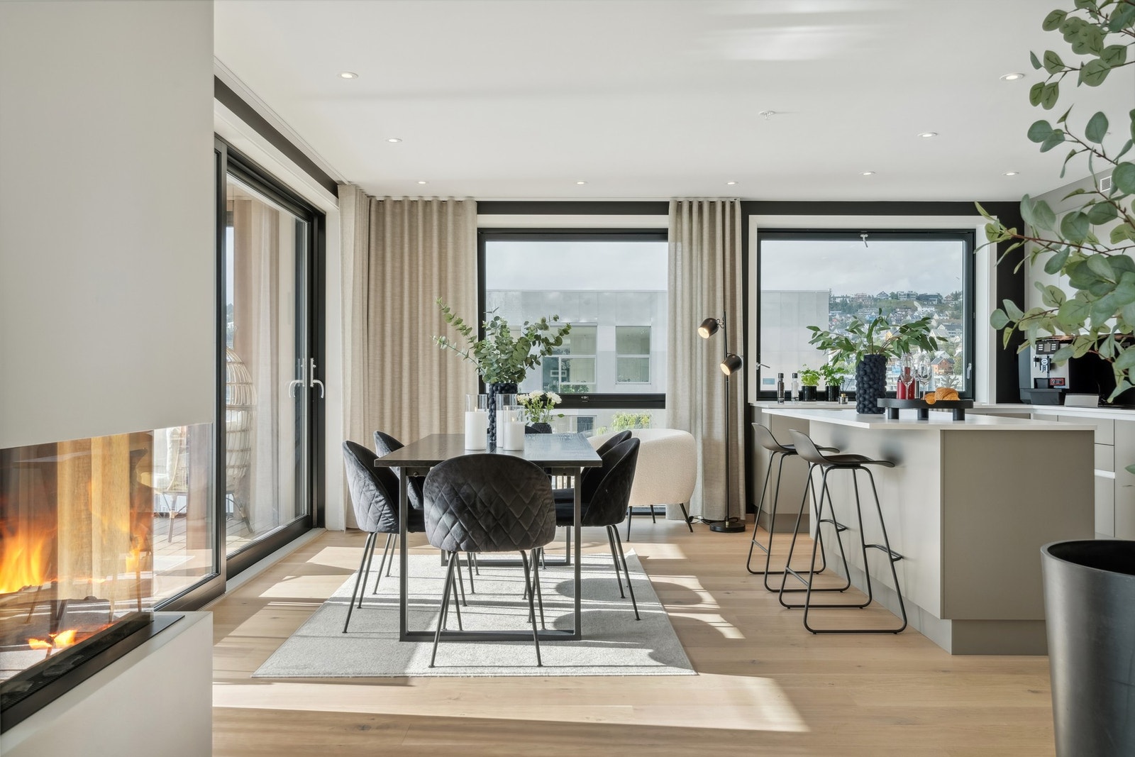 Med de mange store vindusflatene i leiligheten, oppleves den som både lys og luftig. Galleribilde