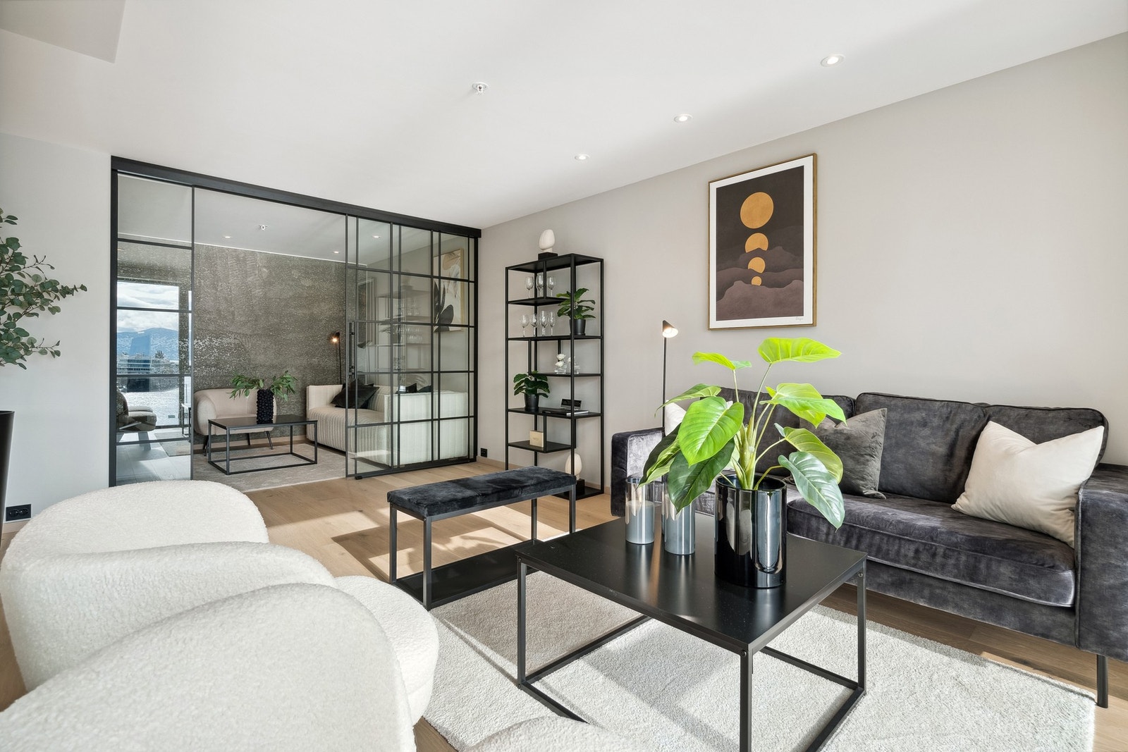 Stuen er oppdelt i 2 flotte soner. Galleribilde