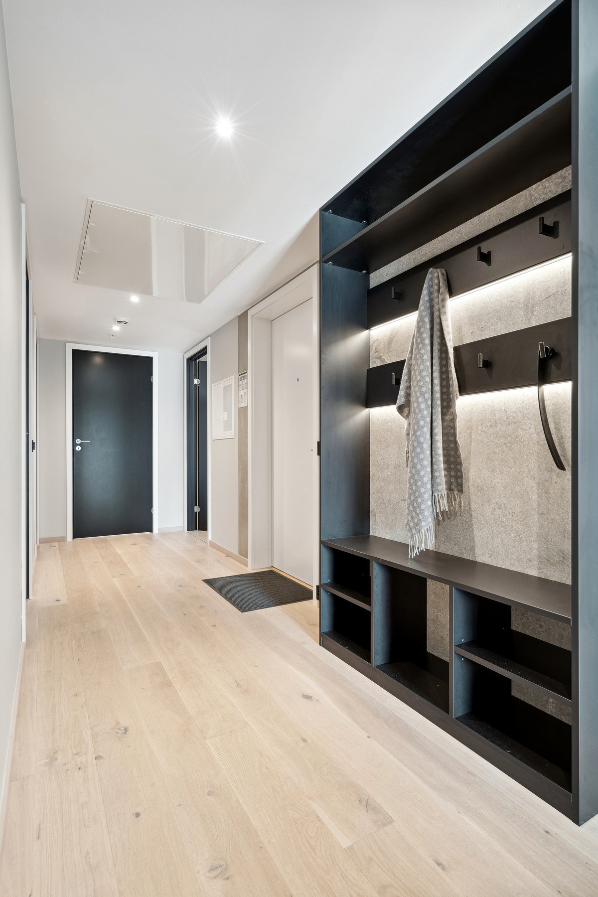 Innbydende entre med en spesialdesignet garderobeløsning. Galleribilde