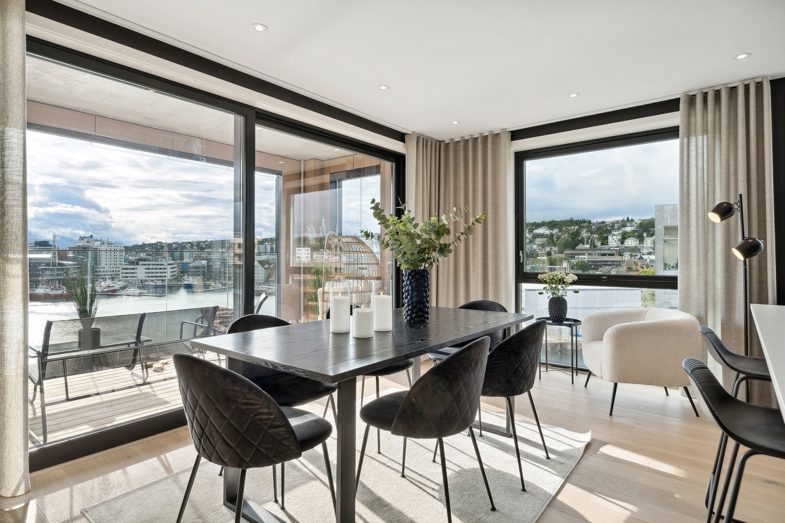 Her kan du beundre de fantastiske utsiktsforholdene både mot fastlandet, Tromsøysundet og sentrum. Galleribilde